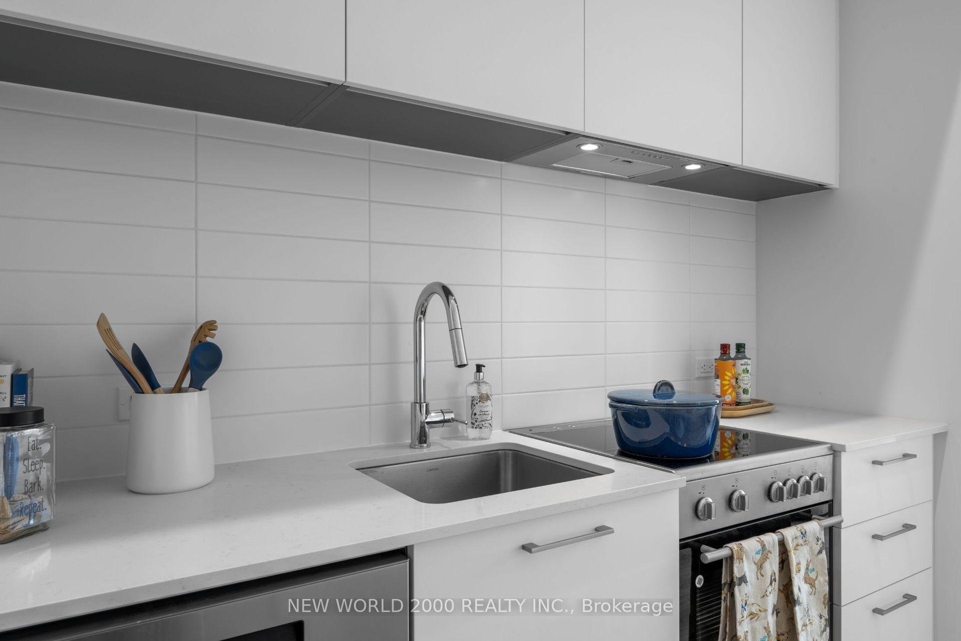Photo 3 of Unit 2008, 101 Roehampton Avenue, Toronto, Mount Pleasant West — HOMEH