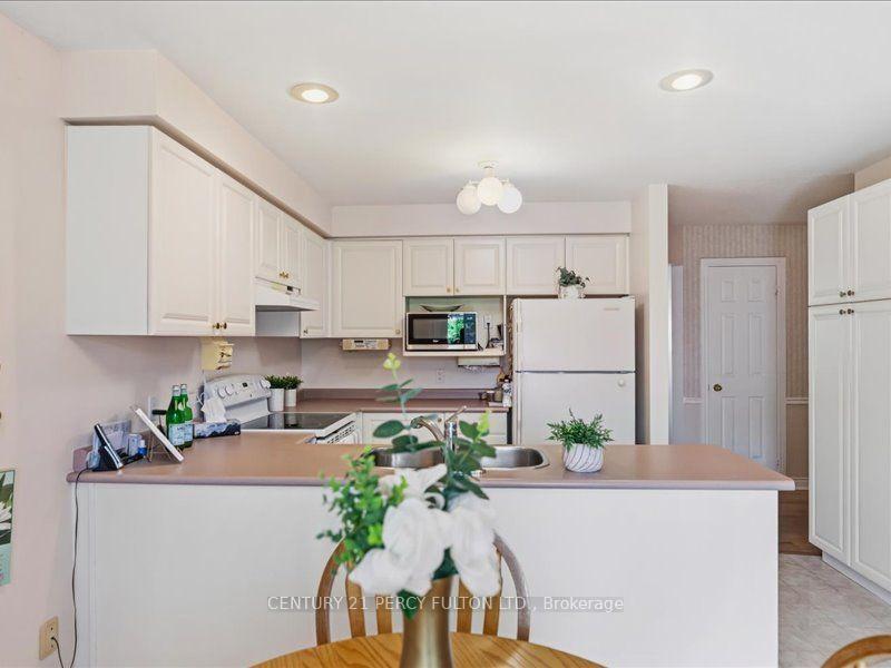 Photo 4 of 896 Sundance Circle, Oshawa, Northglen — HOMEH