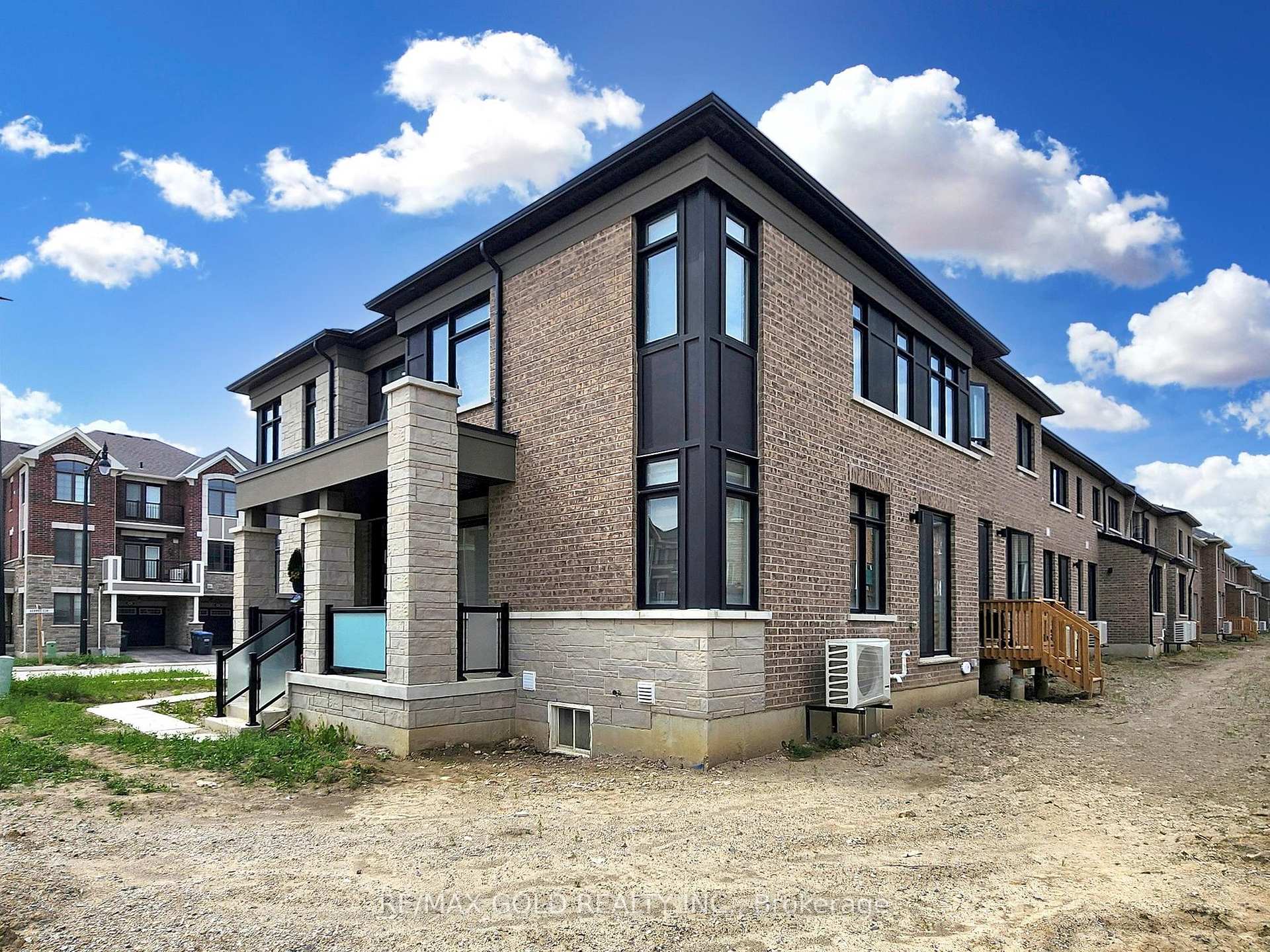 Photo 5 of 52 keppel Circle, Brampton, Northwest Brampton — HOMEH