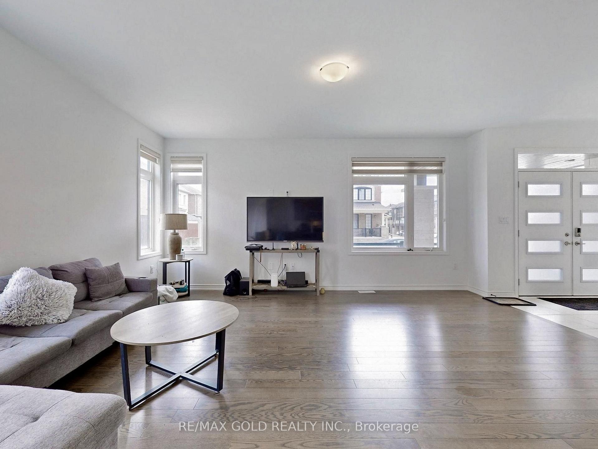 Photo 10 of 52 keppel Circle, Brampton, Northwest Brampton — HOMEH