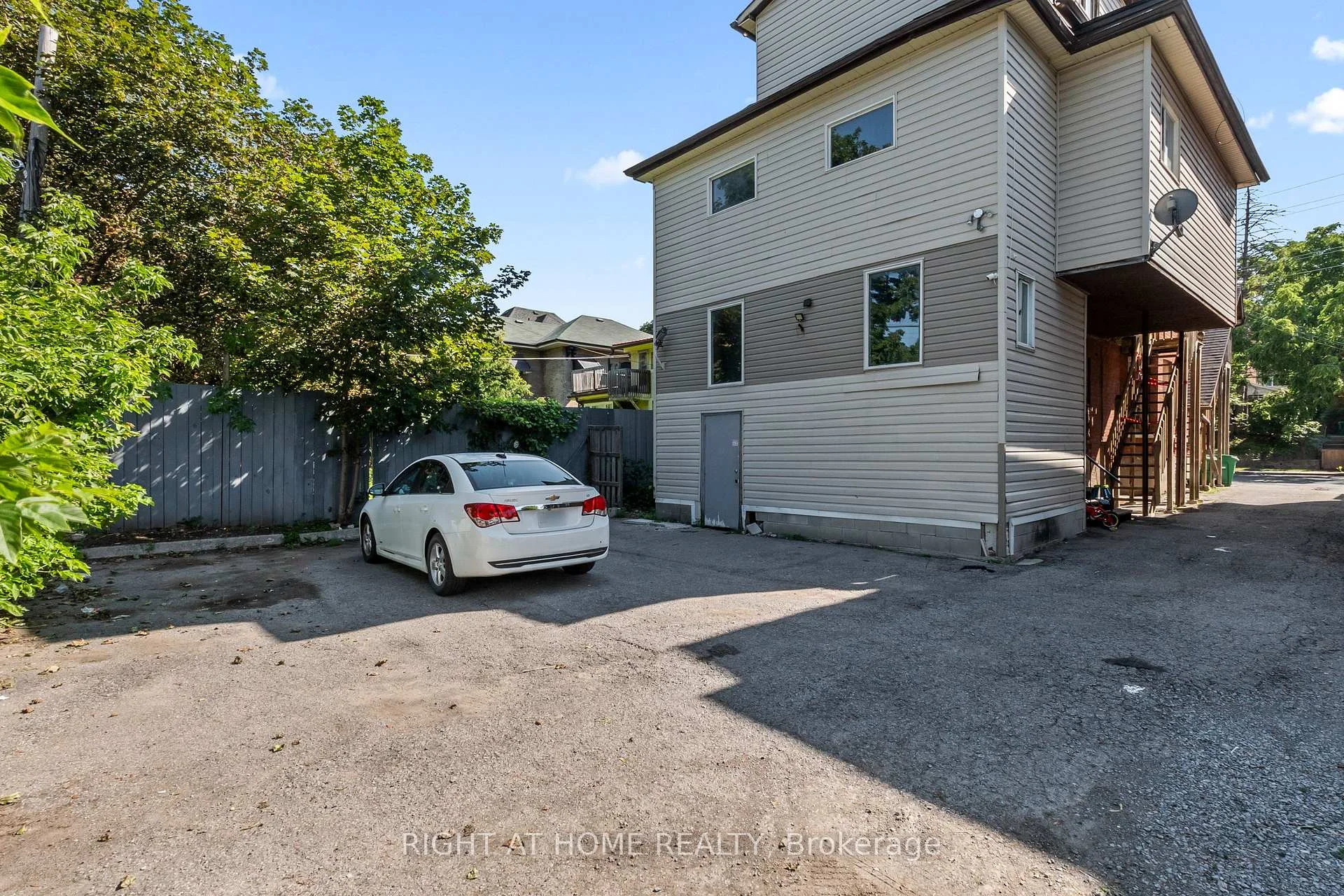 Photo 10 of 541 Aylmer Street N, Peterborough, Town Ward 3 — HOMEH