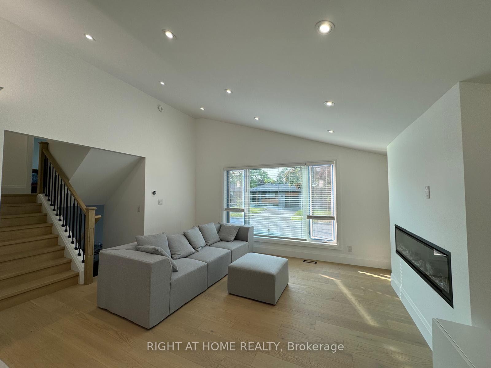 Photo 2 of 52 Sedgebrook Crescent, Etobicoke, Eringate-Centennial-West Deane — HOMEH