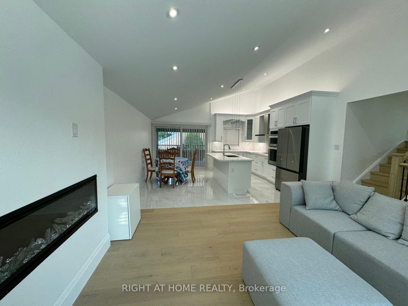 Photo 4 of 52 Sedgebrook Crescent, Etobicoke, Eringate-Centennial-West Deane — HOMEH