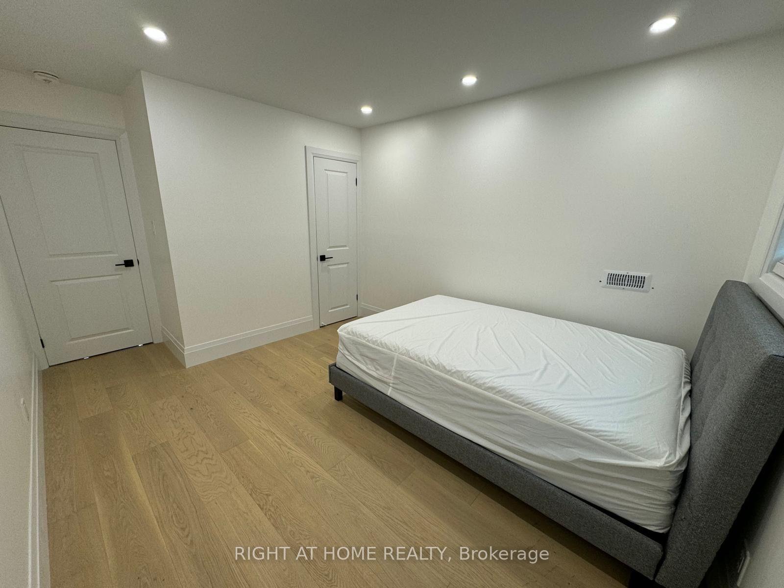 Photo 13 of 52 Sedgebrook Crescent, Etobicoke, Eringate-Centennial-West Deane — HOMEH
