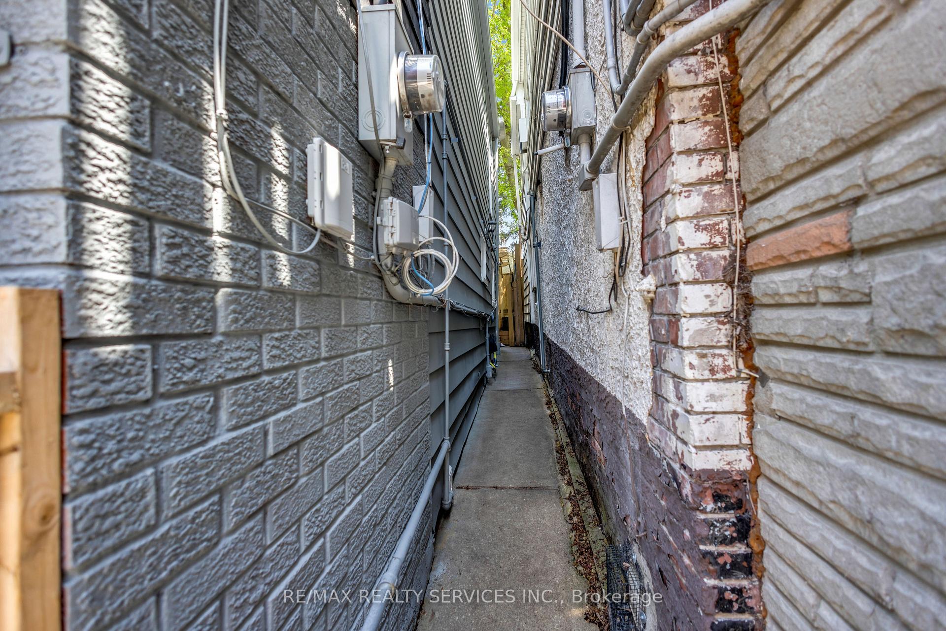 Photo 8 of 827 Craven Road, Toronto, Greenwood-Coxwell — HOMEH