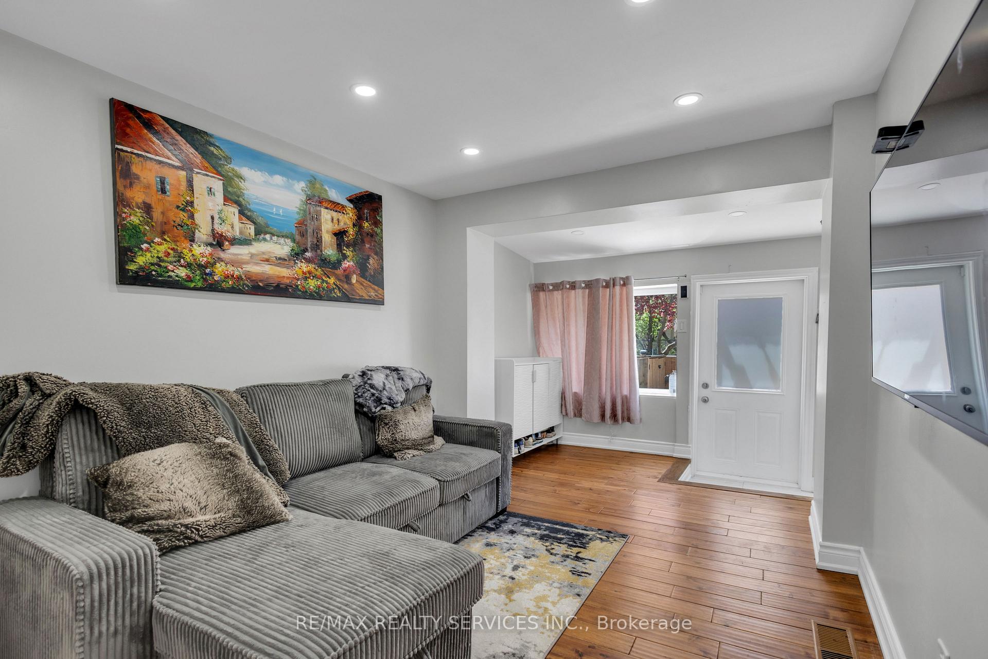 Photo 12 of 827 Craven Road, Toronto, Greenwood-Coxwell — HOMEH