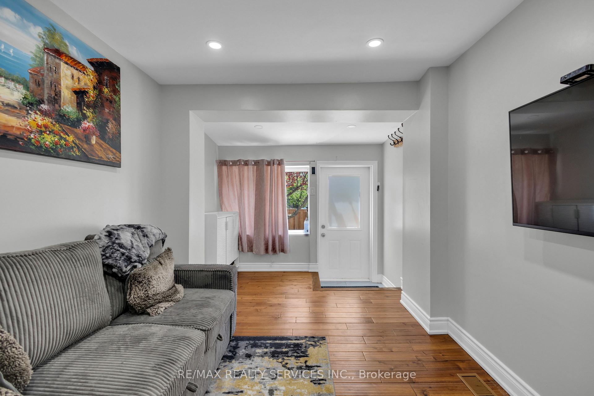Photo 13 of 827 Craven Road, Toronto, Greenwood-Coxwell — HOMEH