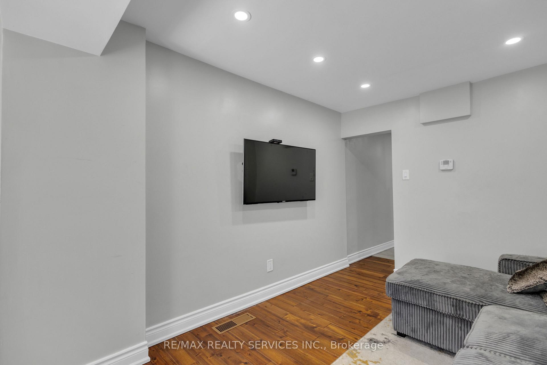 Photo 14 of 827 Craven Road, Toronto, Greenwood-Coxwell — HOMEH