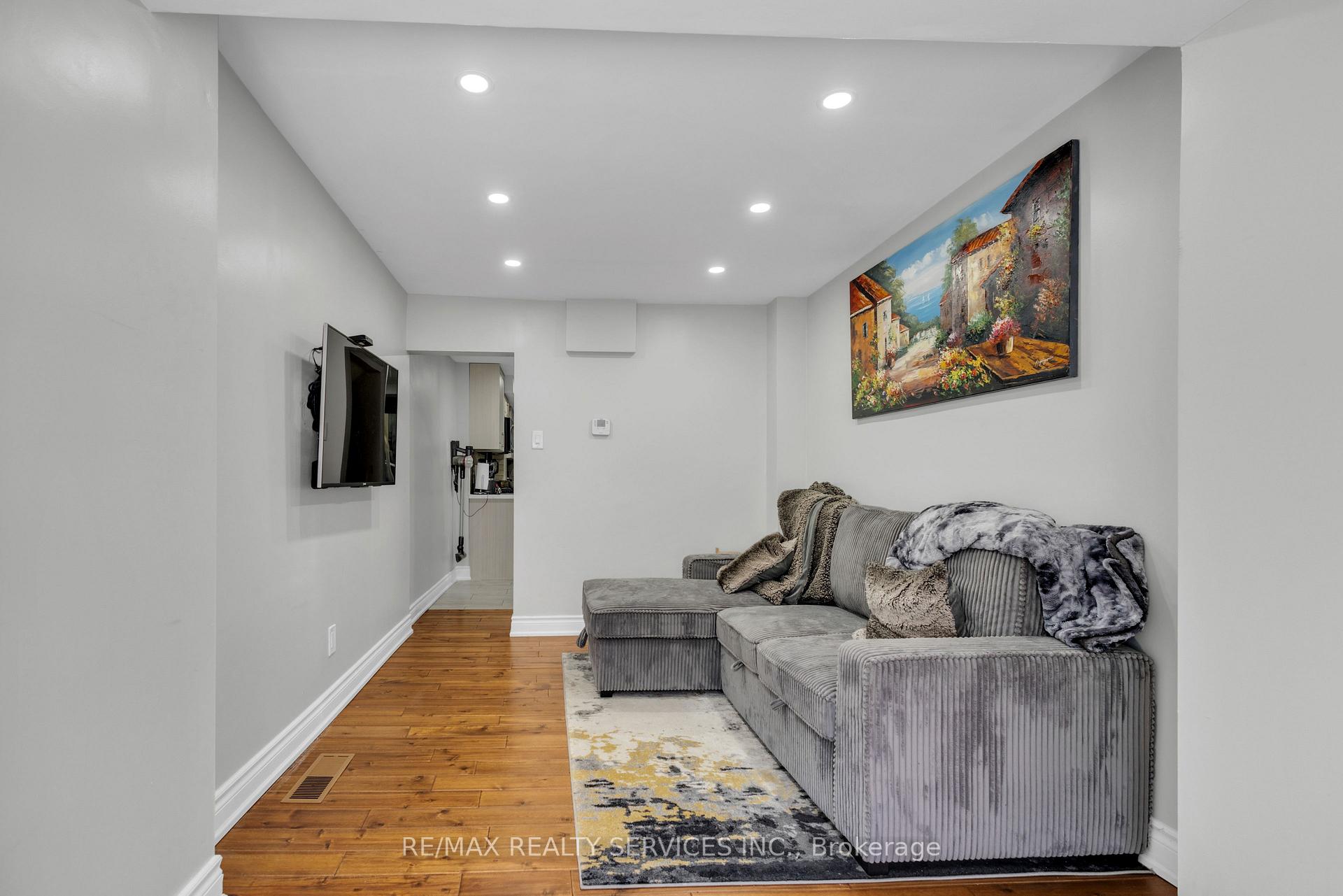 Photo 31 of 827 Craven Road, Toronto, Greenwood-Coxwell — HOMEH