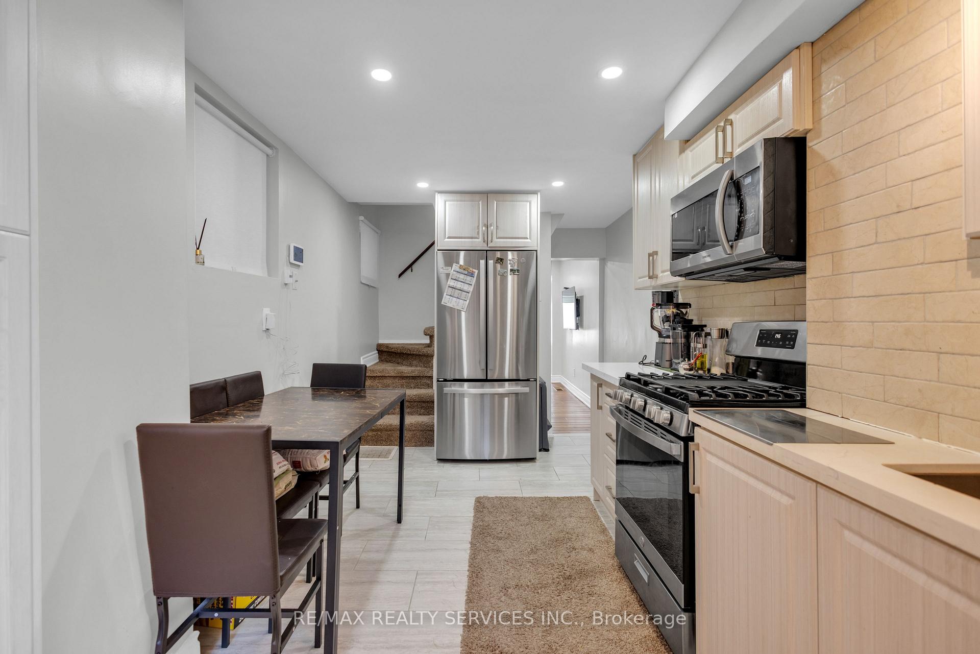 Photo 33 of 827 Craven Road, Toronto, Greenwood-Coxwell — HOMEH