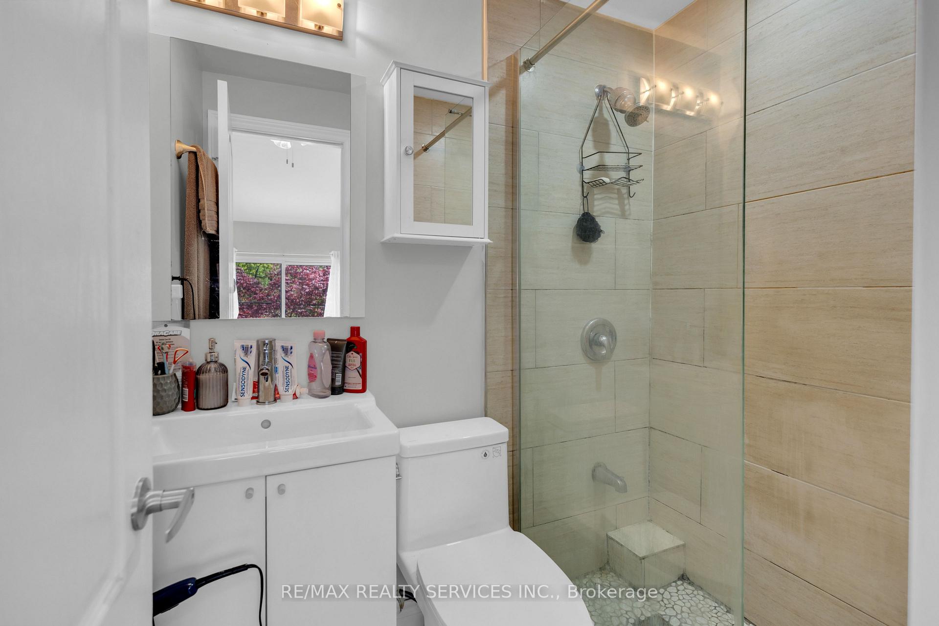 Photo 37 of 827 Craven Road, Toronto, Greenwood-Coxwell — HOMEH