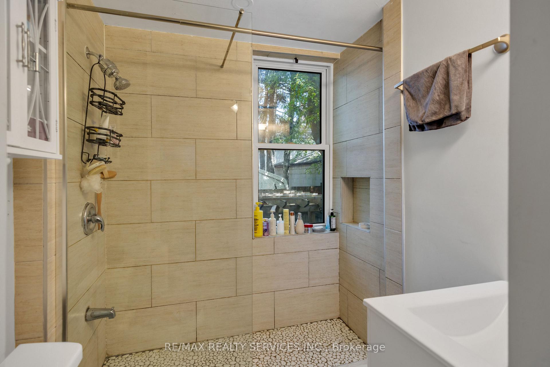 Photo 40 of 827 Craven Road, Toronto, Greenwood-Coxwell — HOMEH