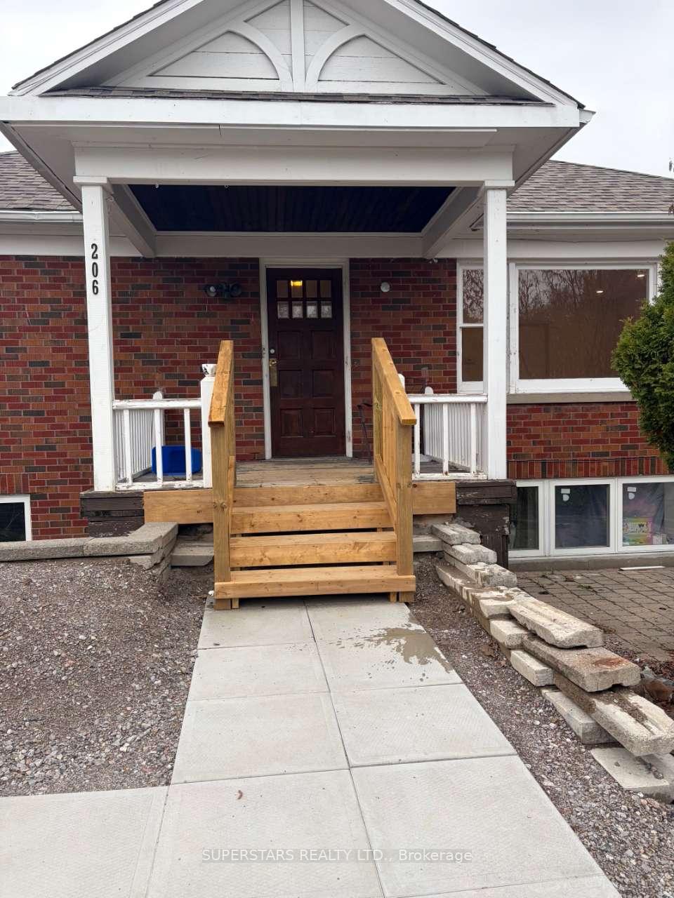 Front of Unit Upper, 206 Lindsay Street S