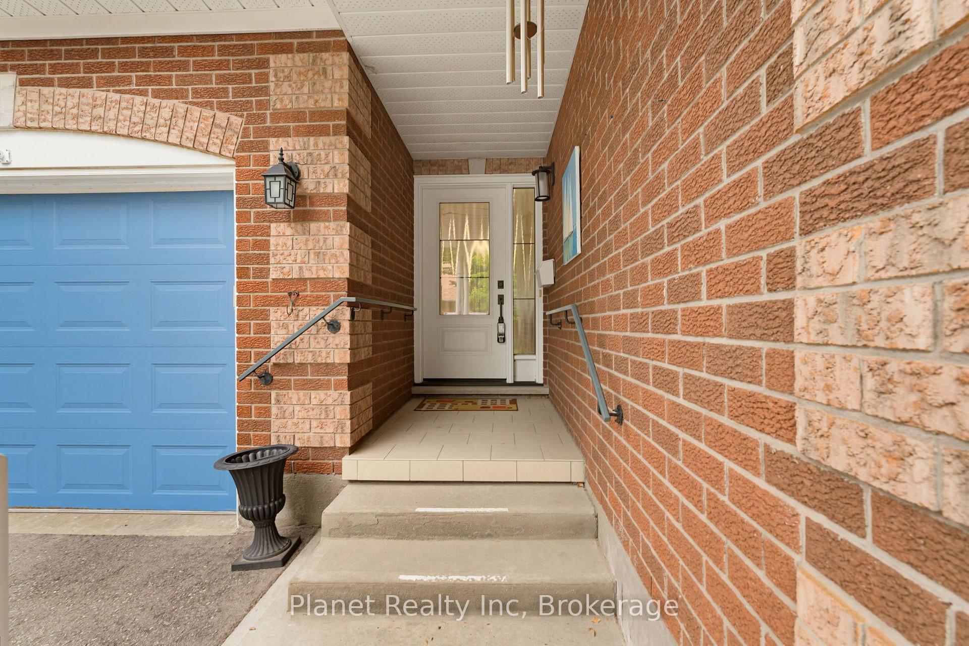 Photo 6 of 10 White Pine Way Walk, Guelph, Village By The Arboretum — HOMEH