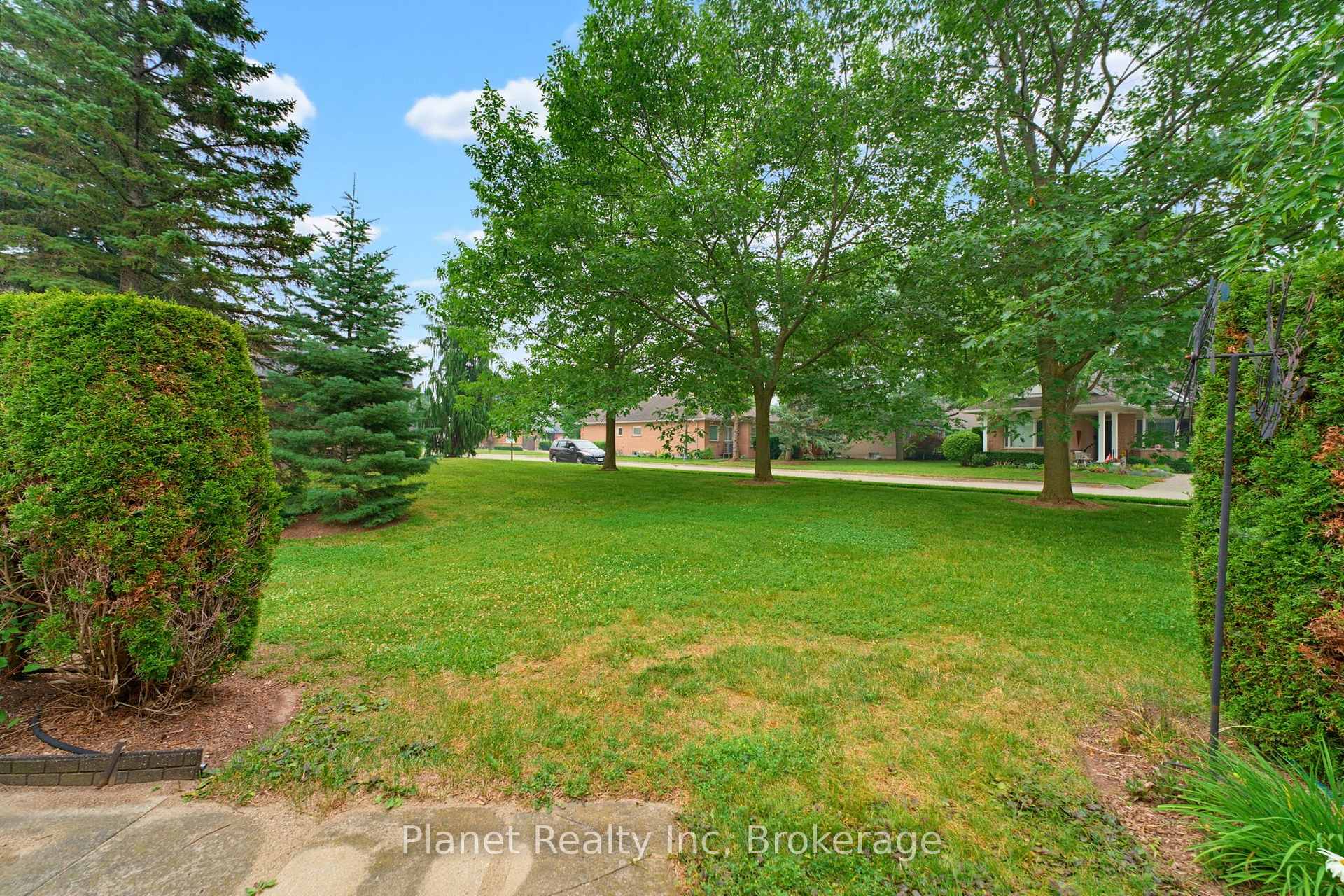 Photo 33 of 10 White Pine Way Walk, Guelph, Village By The Arboretum — HOMEH