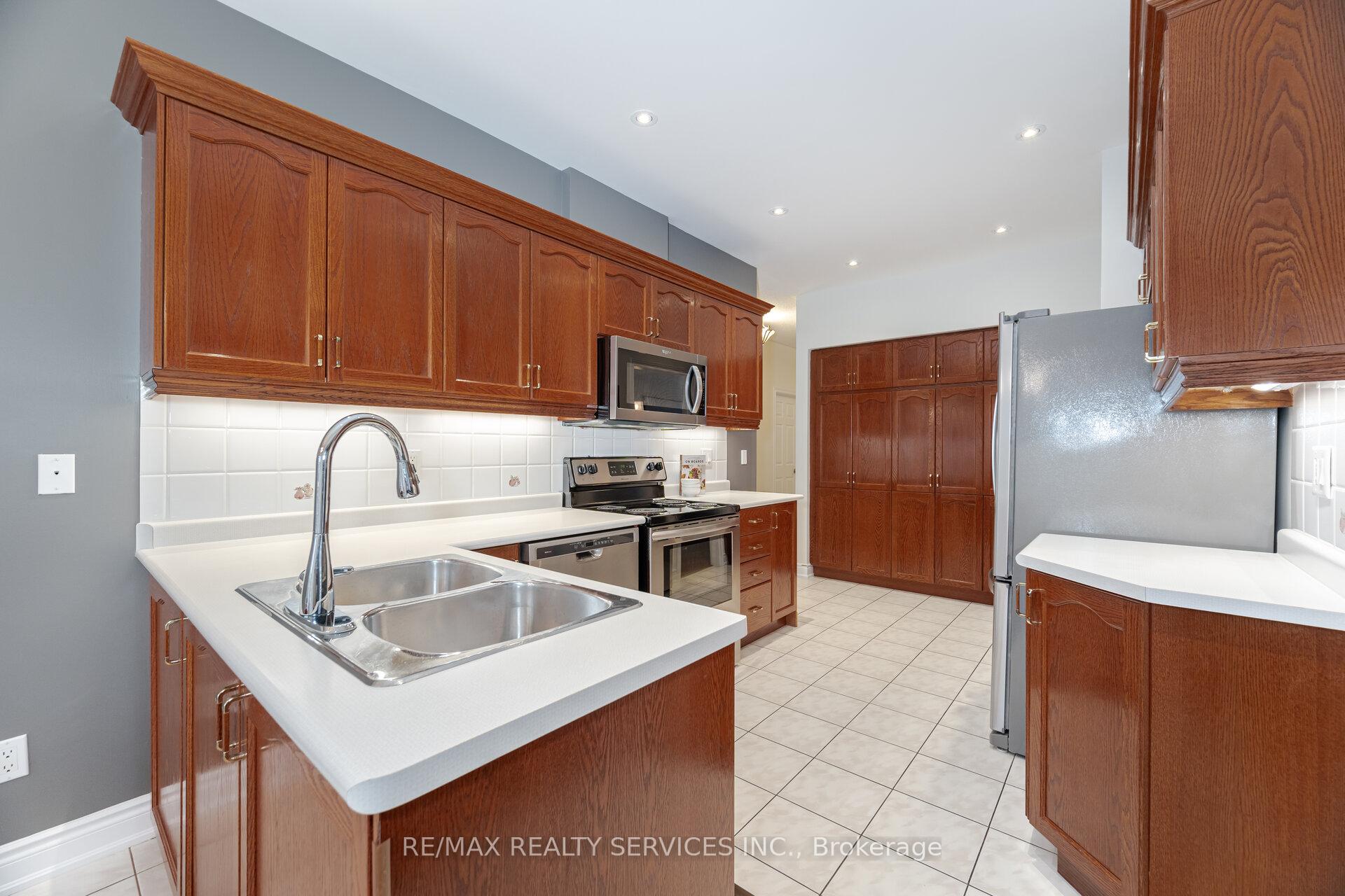 Photo 14 of 3 Tuscany Lane, Brampton, Sandringham-Wellington — HOMEH