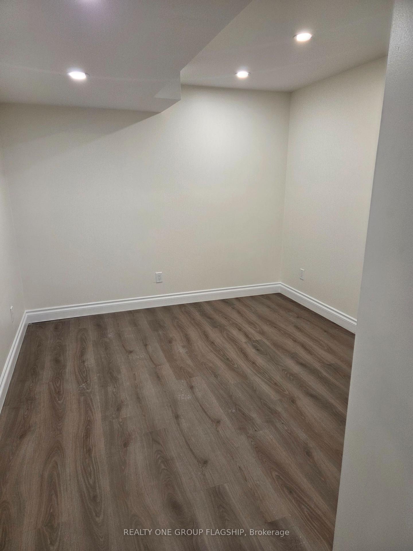 Photo 4 of 904 Copper Leaf Crescent, Kitchener, Larentian West — HOMEH