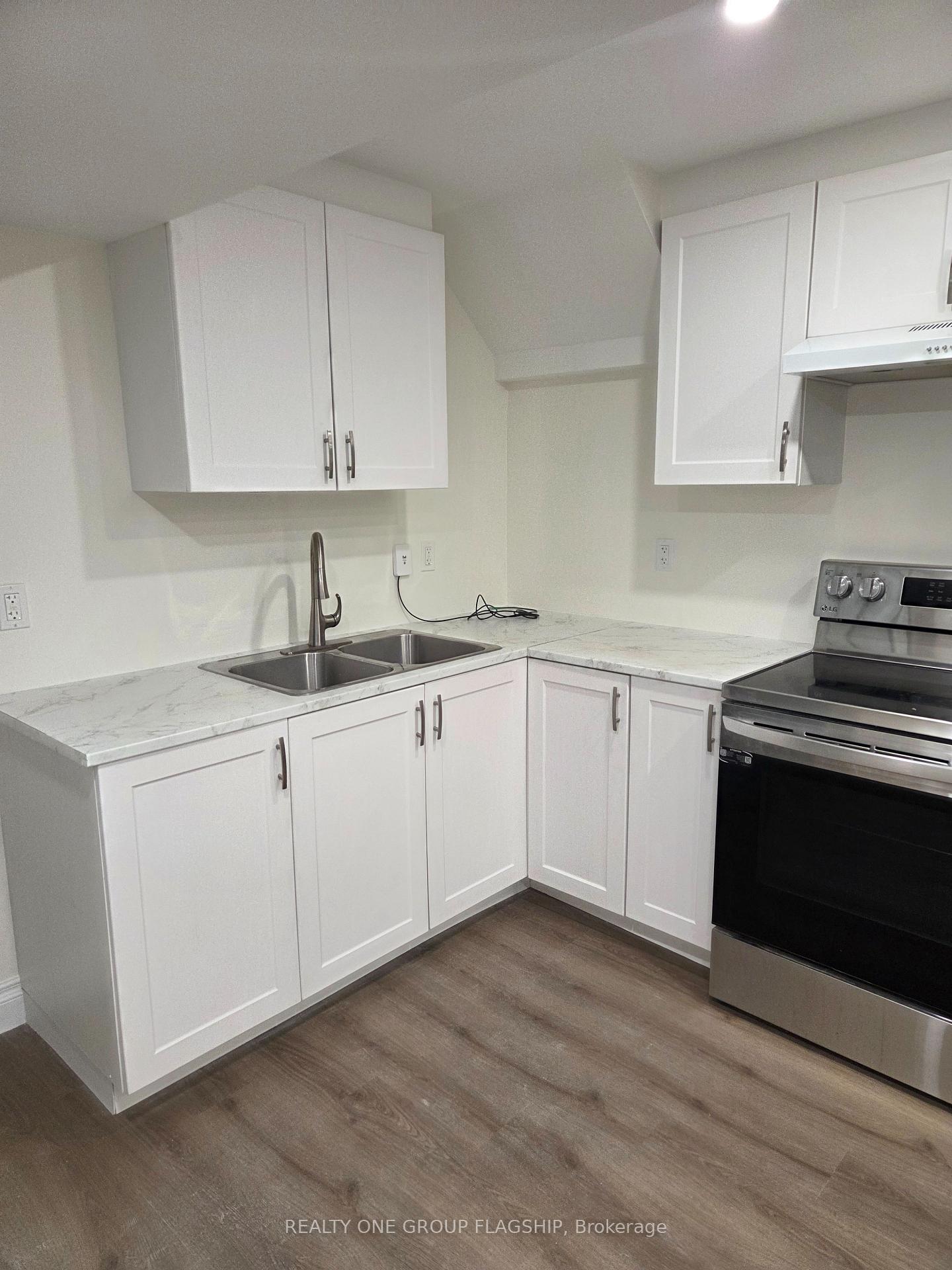 Photo 10 of 904 Copper Leaf Crescent, Kitchener, Larentian West — HOMEH