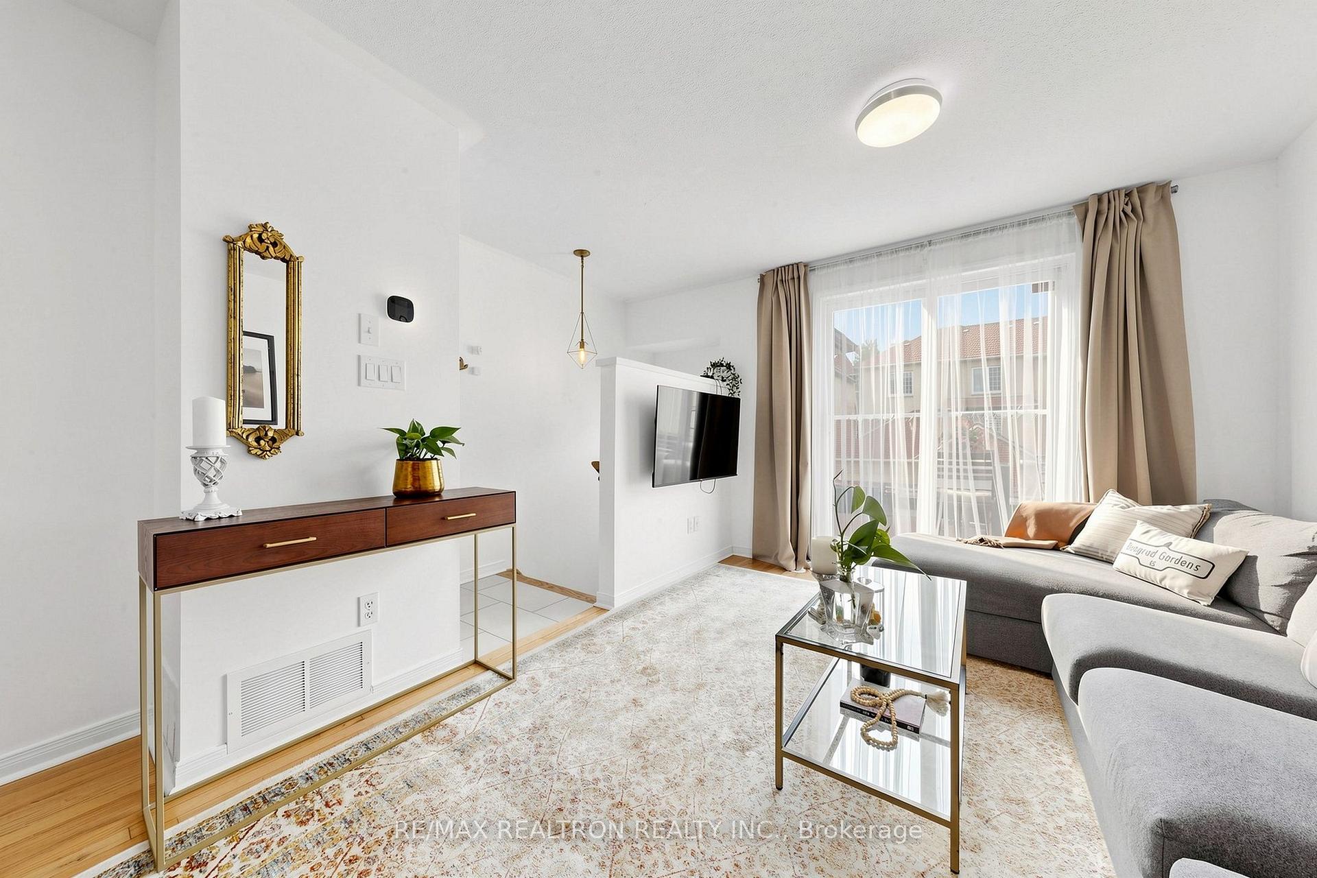Photo 4 of 45 Beograd Gardens, North York, Briar Hill-Belgravia — HOMEH