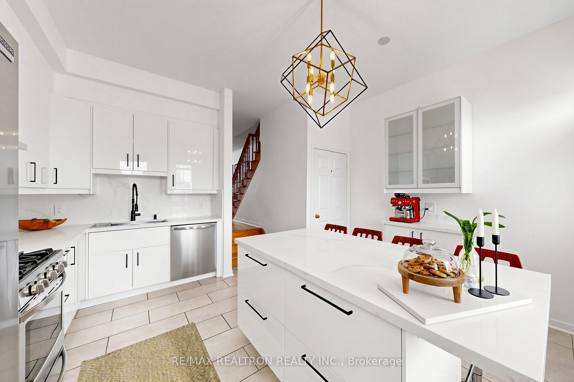 Photo 8 of 45 Beograd Gardens, North York, Briar Hill-Belgravia — HOMEH