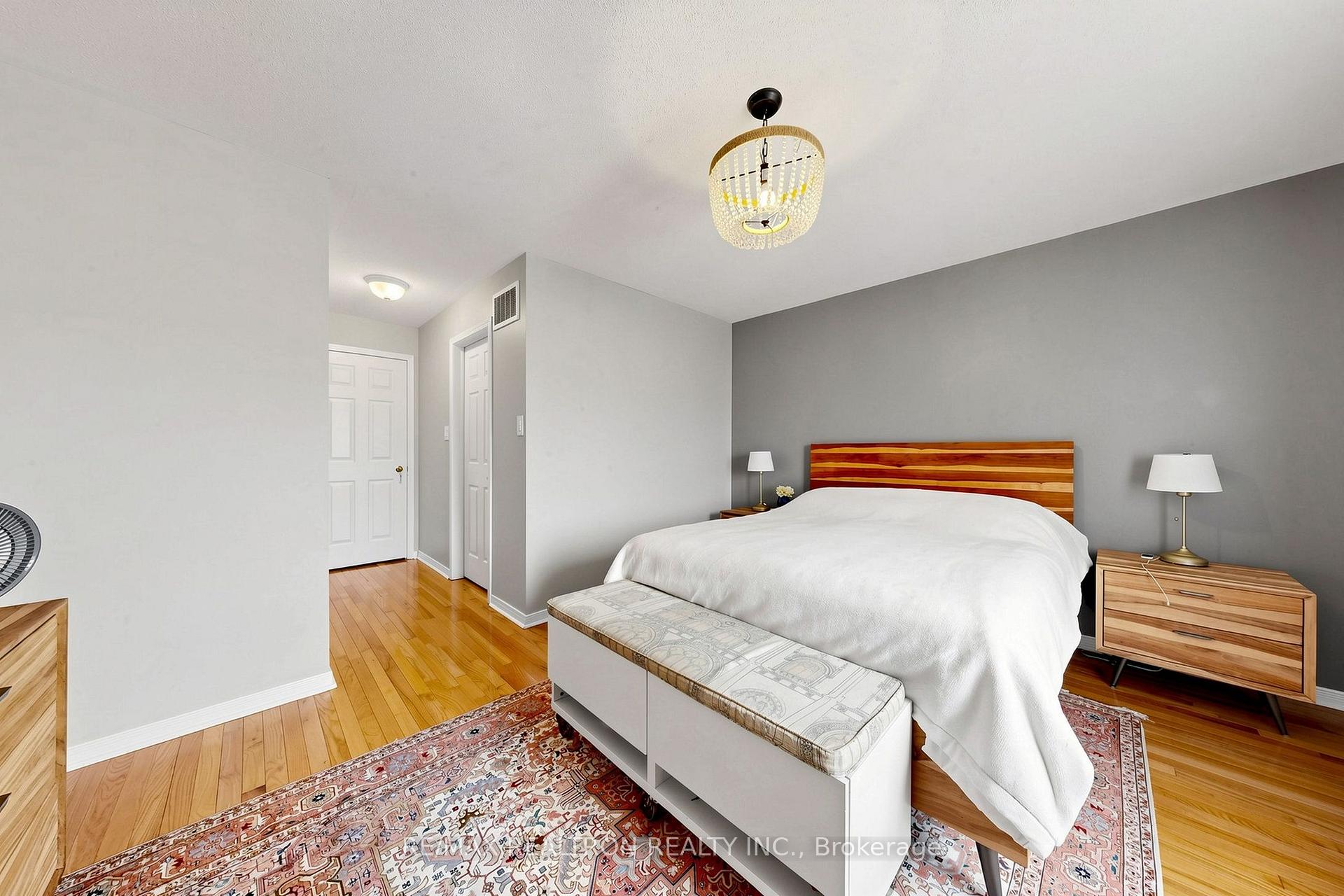 Photo 11 of 45 Beograd Gardens, North York, Briar Hill-Belgravia — HOMEH