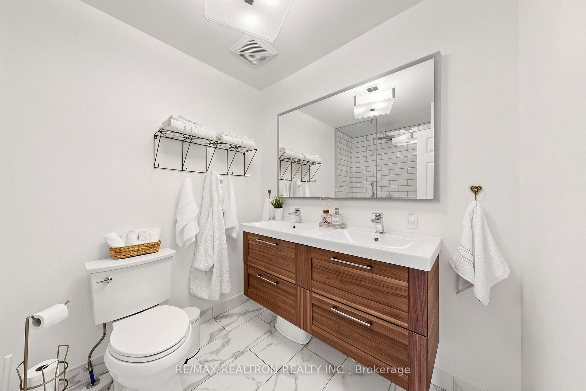 Photo 12 of 45 Beograd Gardens, North York, Briar Hill-Belgravia — HOMEH