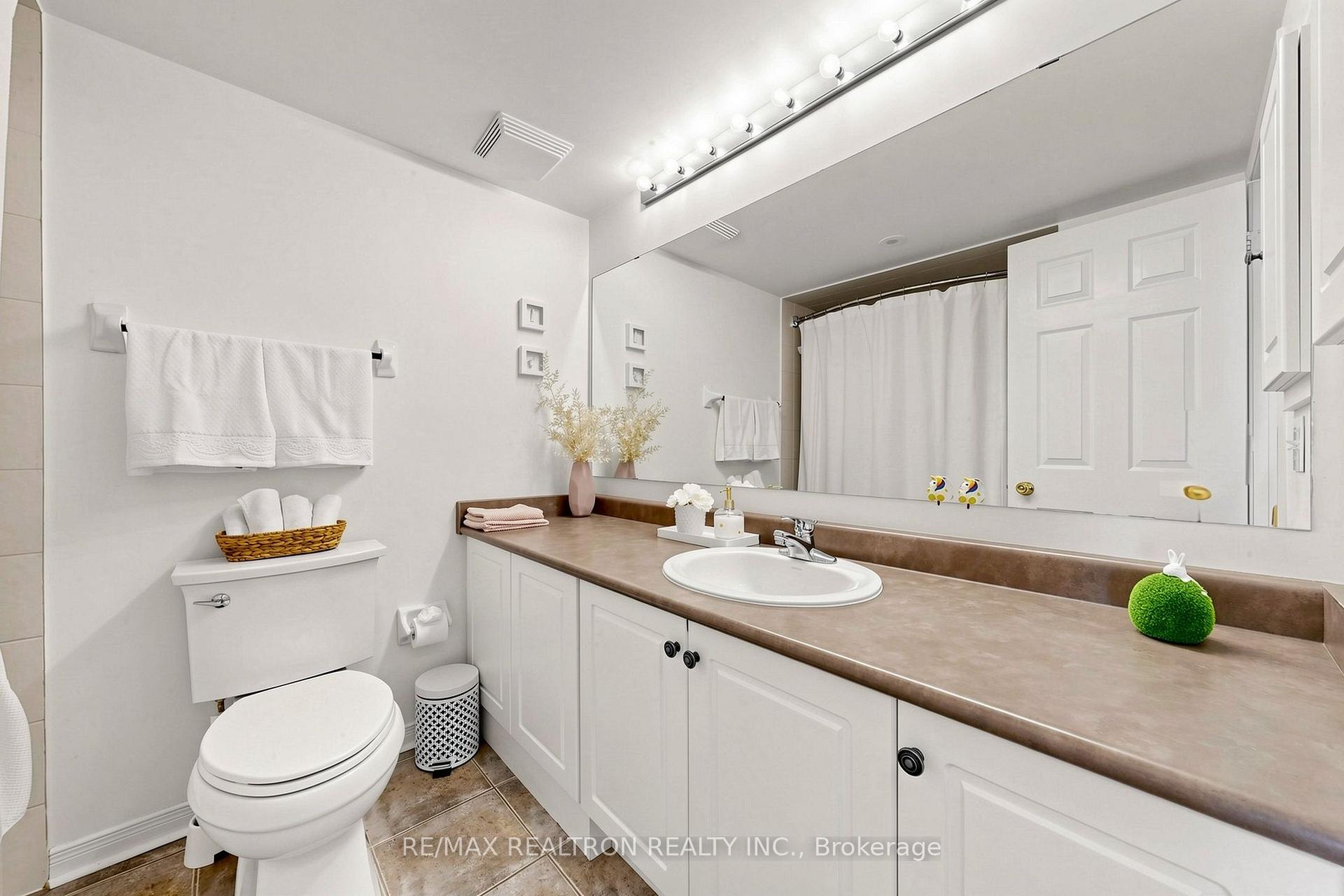 Photo 19 of 45 Beograd Gardens, North York, Briar Hill-Belgravia — HOMEH