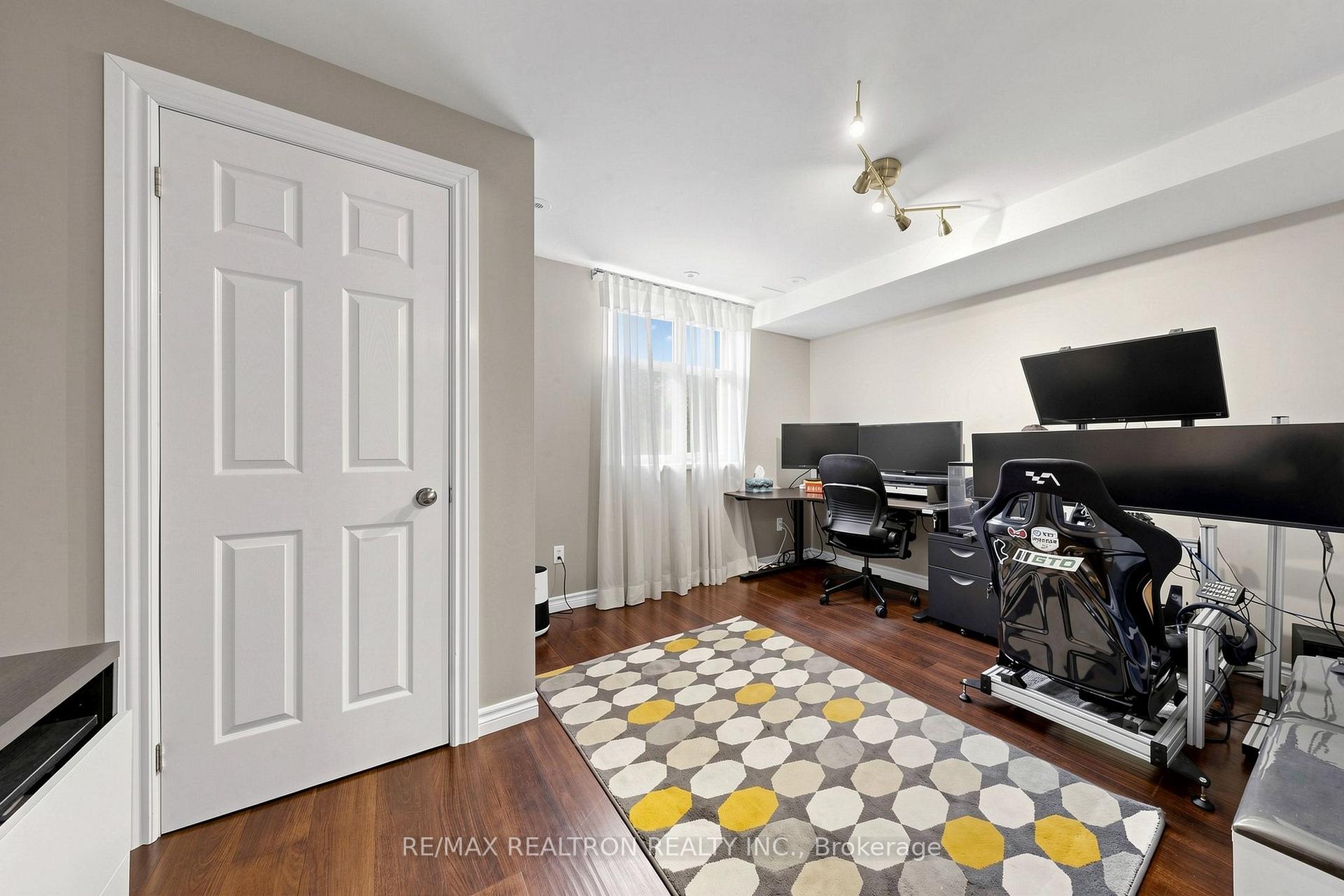 Photo 20 of 45 Beograd Gardens, North York, Briar Hill-Belgravia — HOMEH