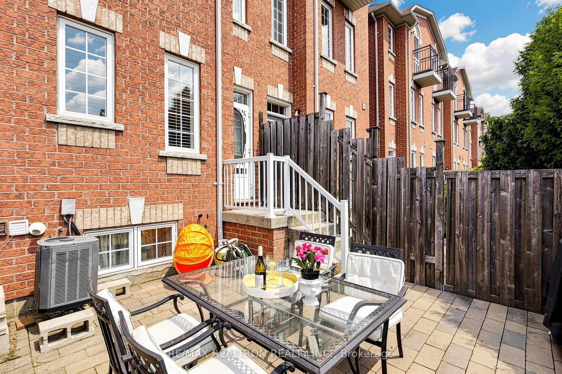 Photo 29 of 45 Beograd Gardens, North York, Briar Hill-Belgravia — HOMEH
