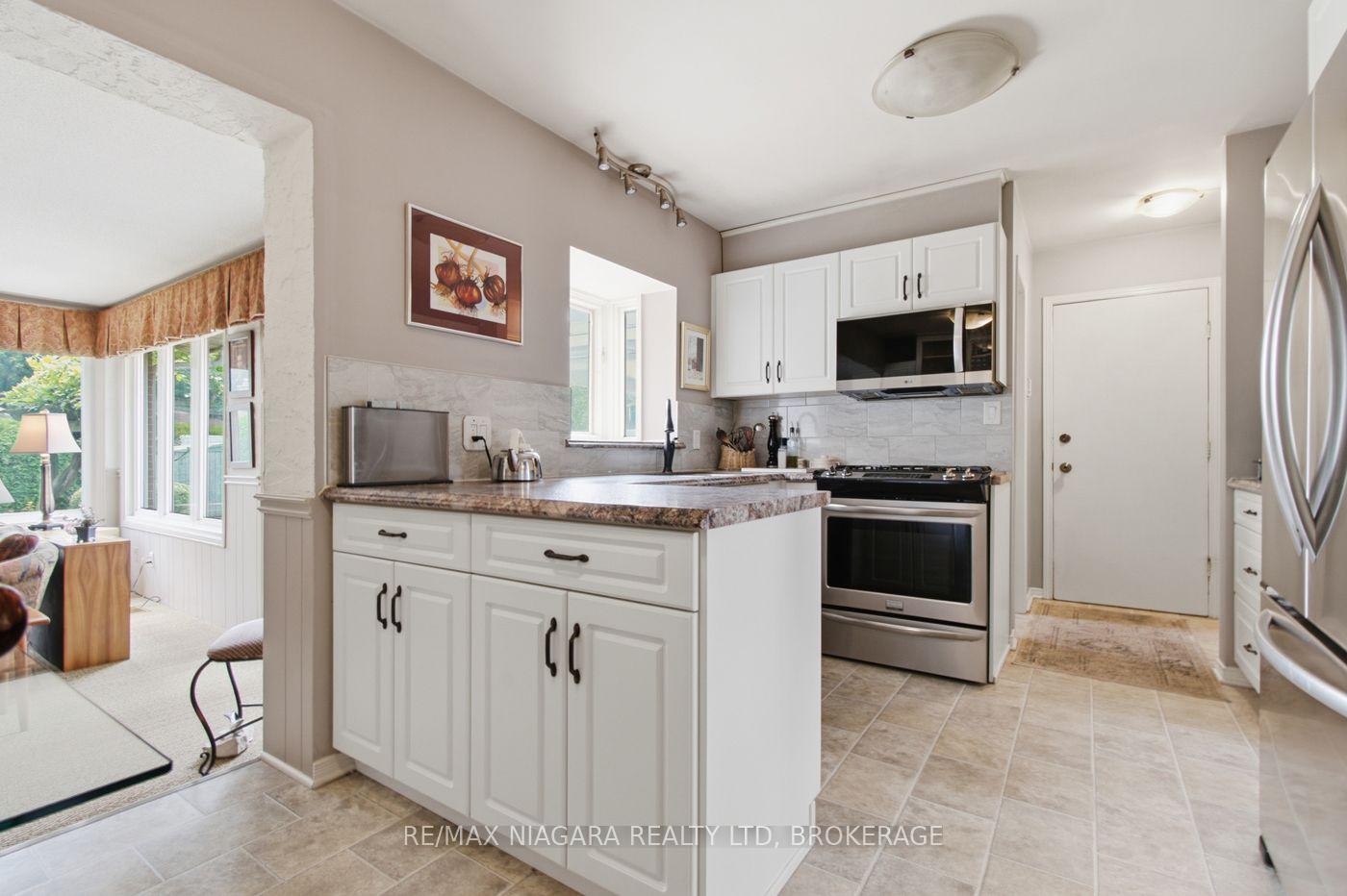 Photo 9 of 82 Lakeshore Road, St. Catharines, Lakeport — HOMEH