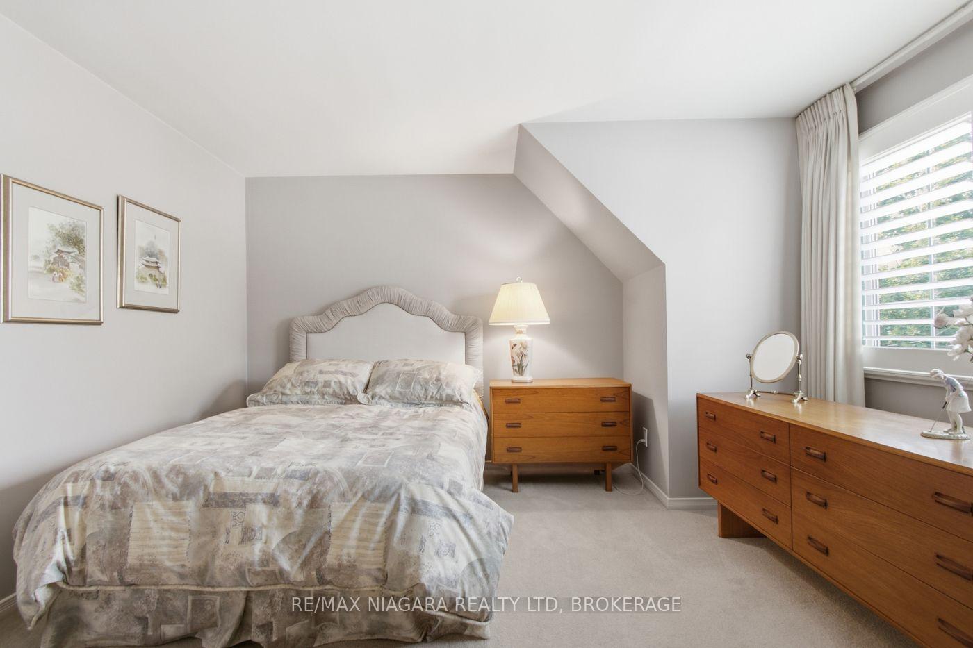 Photo 13 of 82 Lakeshore Road, St. Catharines, Lakeport — HOMEH