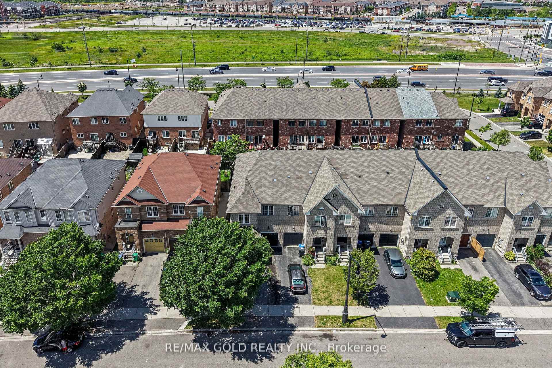 Photo 4 of 25 Frenchpark Circle, Brampton, Credit Valley — HOMEH