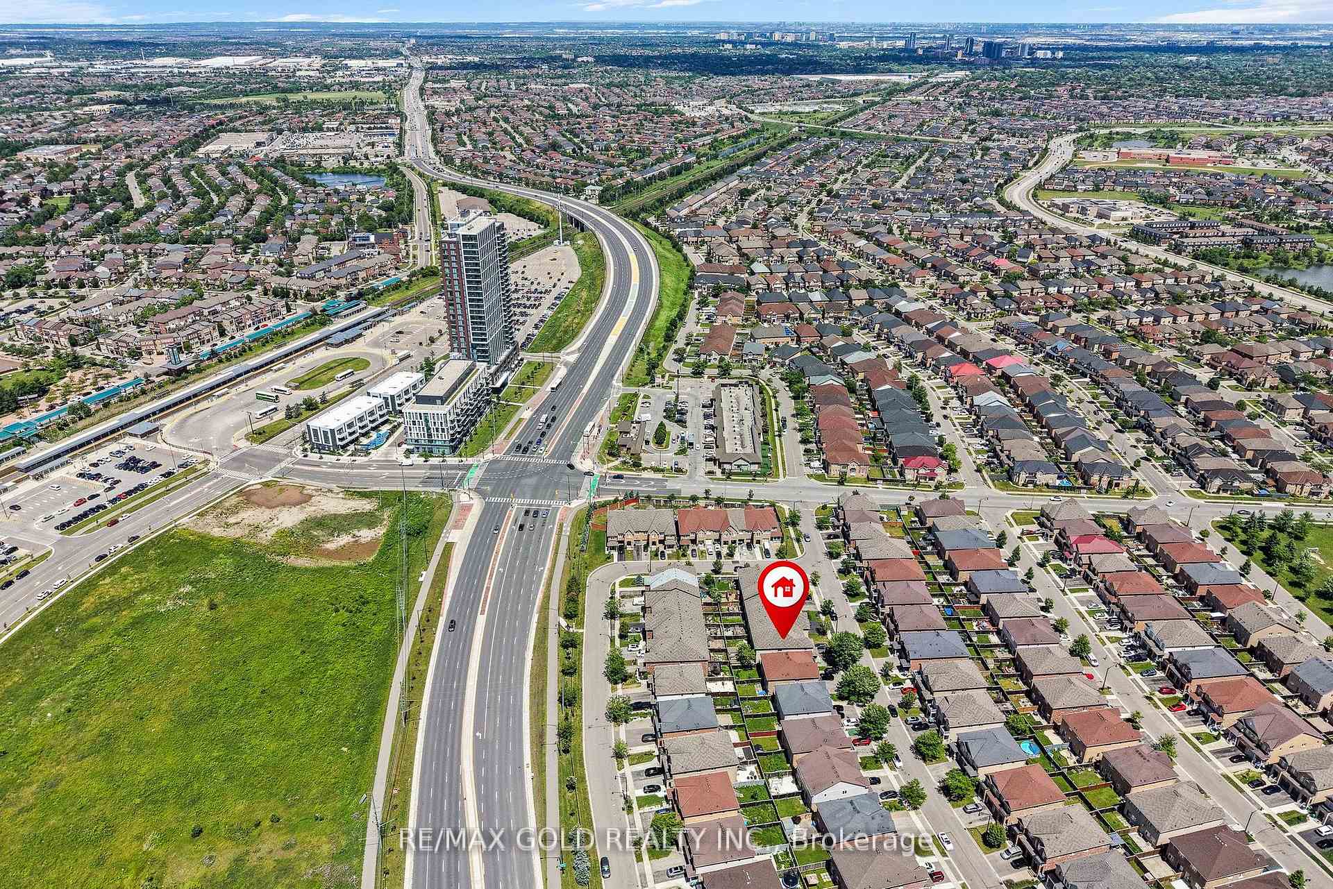 Photo 8 of 25 Frenchpark Circle, Brampton, Credit Valley — HOMEH