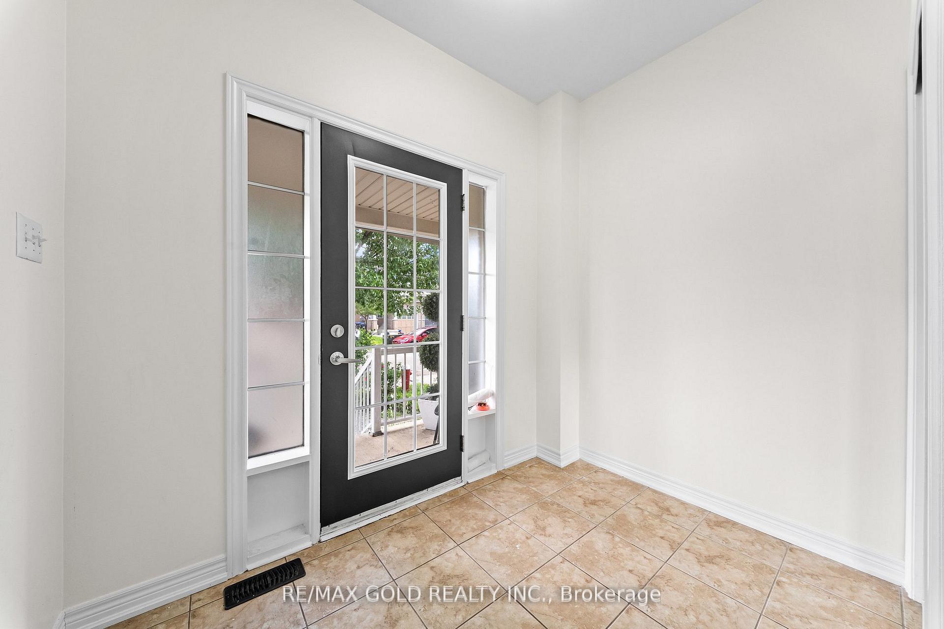 Photo 13 of 25 Frenchpark Circle, Brampton, Credit Valley — HOMEH