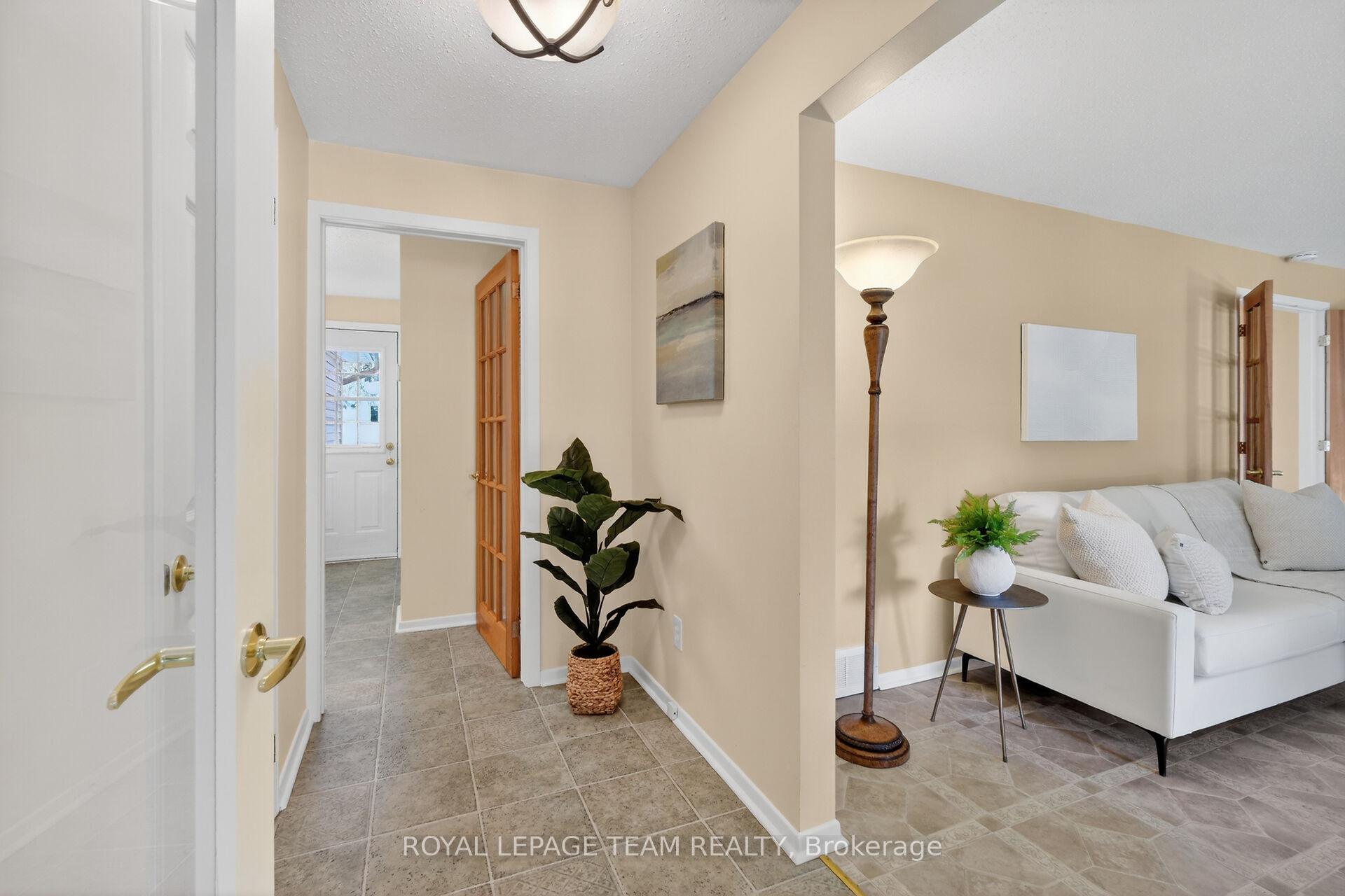 Photo 3 of 21 Lindhurst Crescent, Ottawa, Briargreen — HOMEH