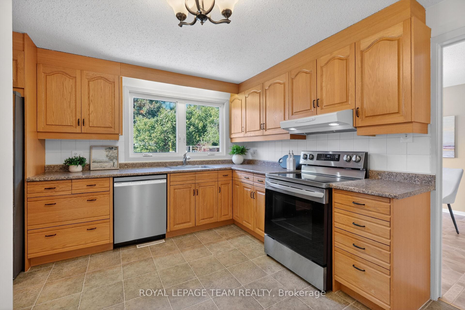 Photo 12 of 21 Lindhurst Crescent, Ottawa, Briargreen — HOMEH