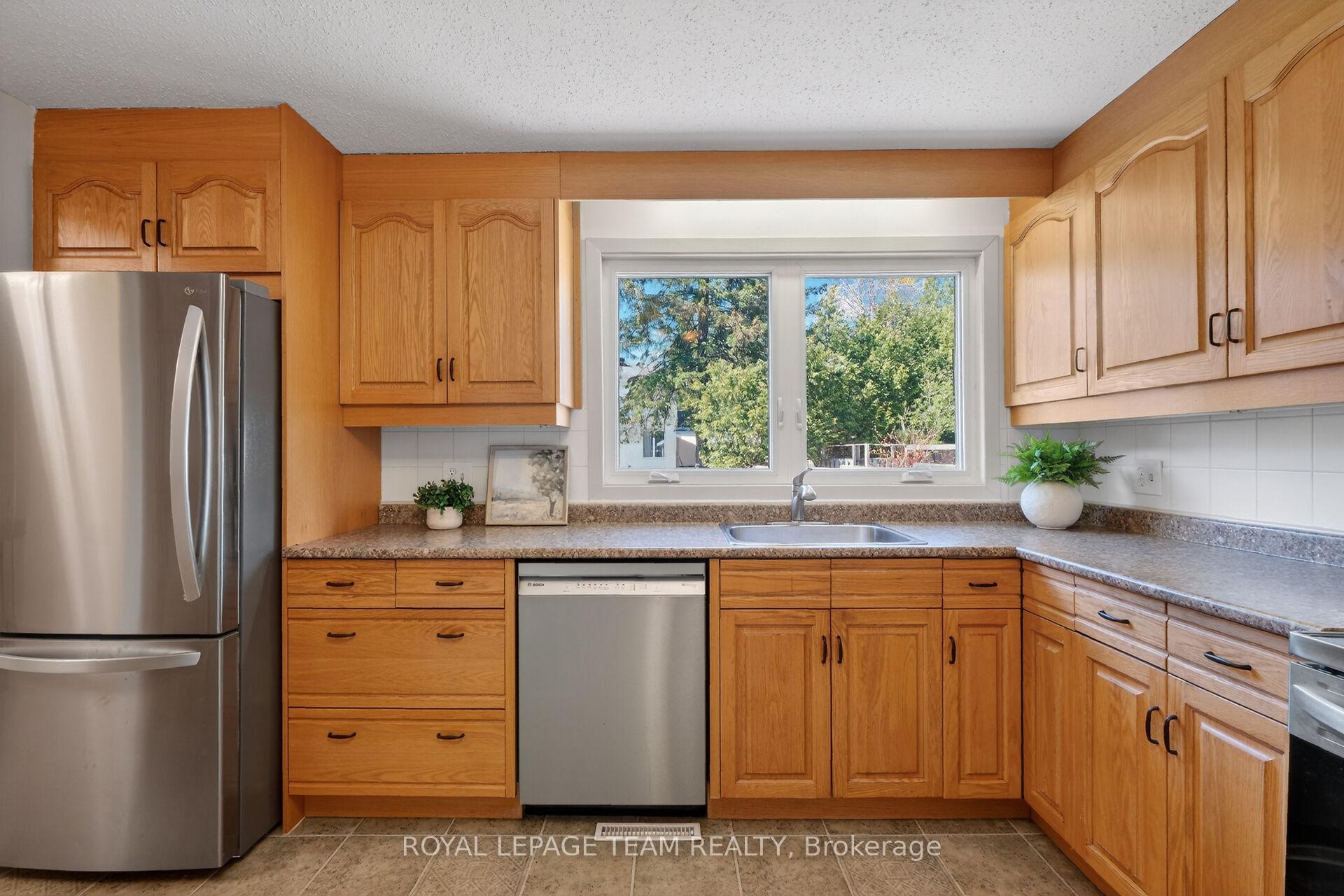Photo 13 of 21 Lindhurst Crescent, Ottawa, Briargreen — HOMEH