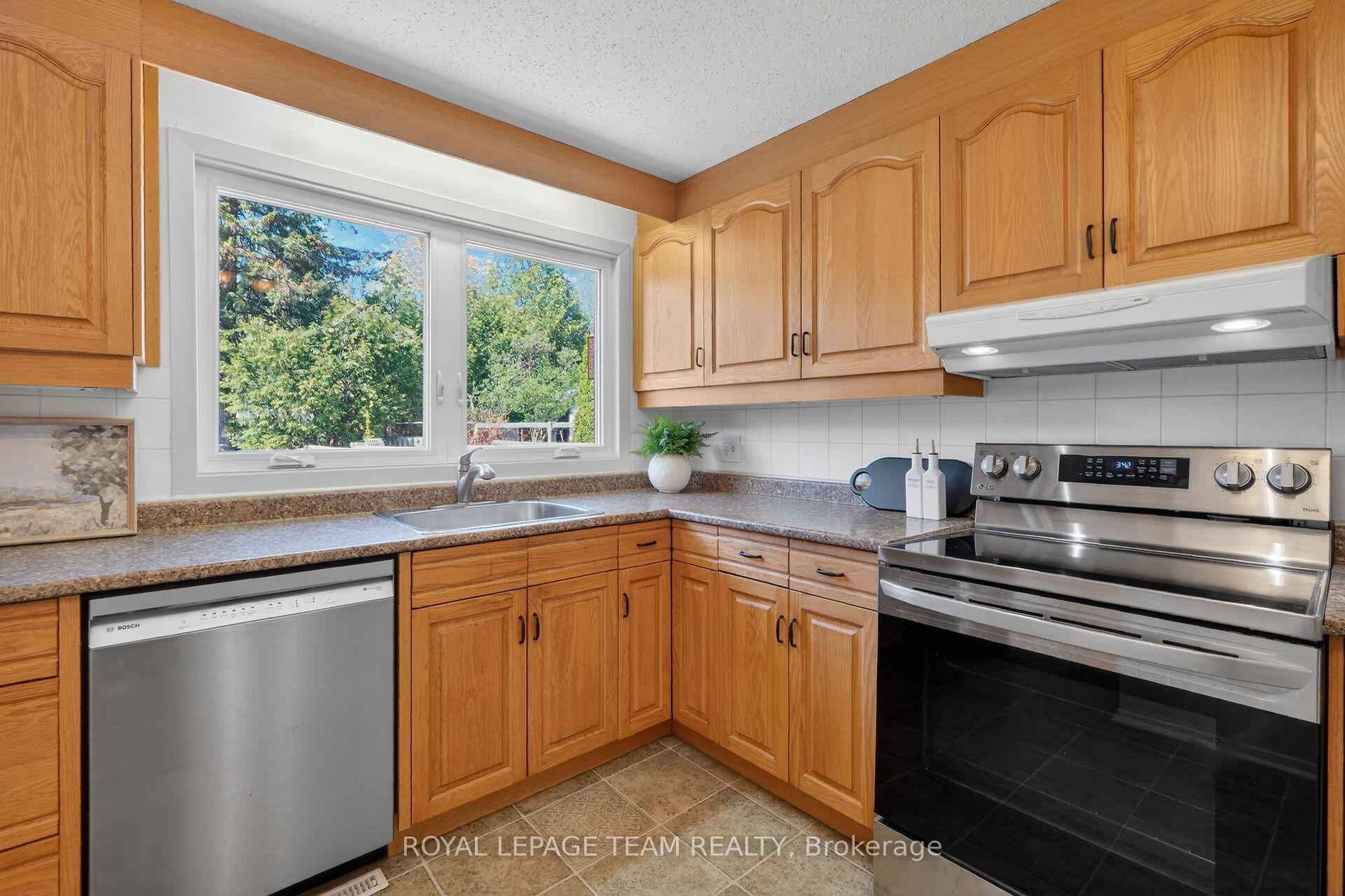 Photo 14 of 21 Lindhurst Crescent, Ottawa, Briargreen — HOMEH