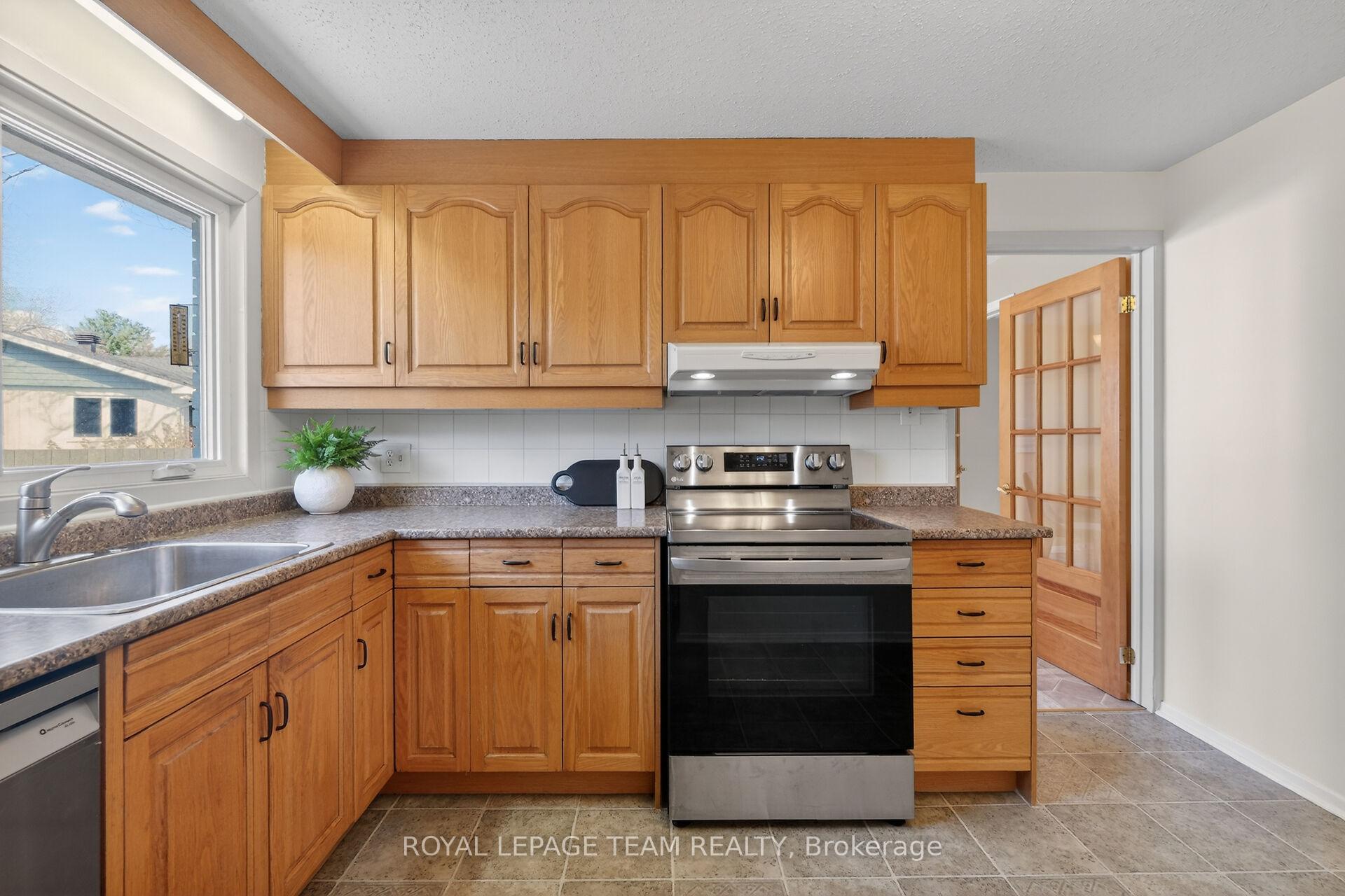 Photo 15 of 21 Lindhurst Crescent, Ottawa, Briargreen — HOMEH