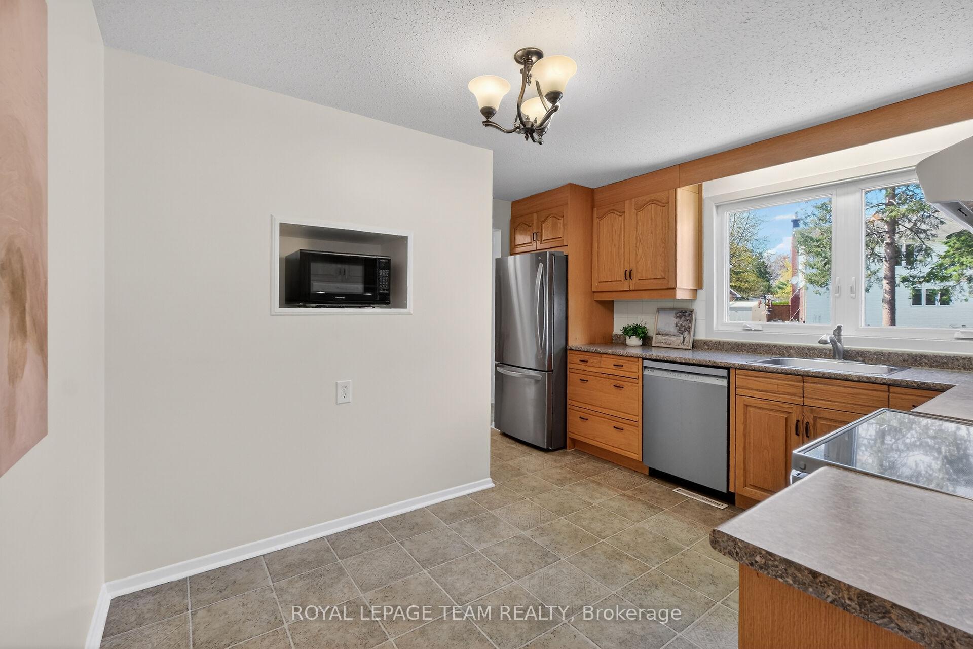 Photo 16 of 21 Lindhurst Crescent, Ottawa, Briargreen — HOMEH