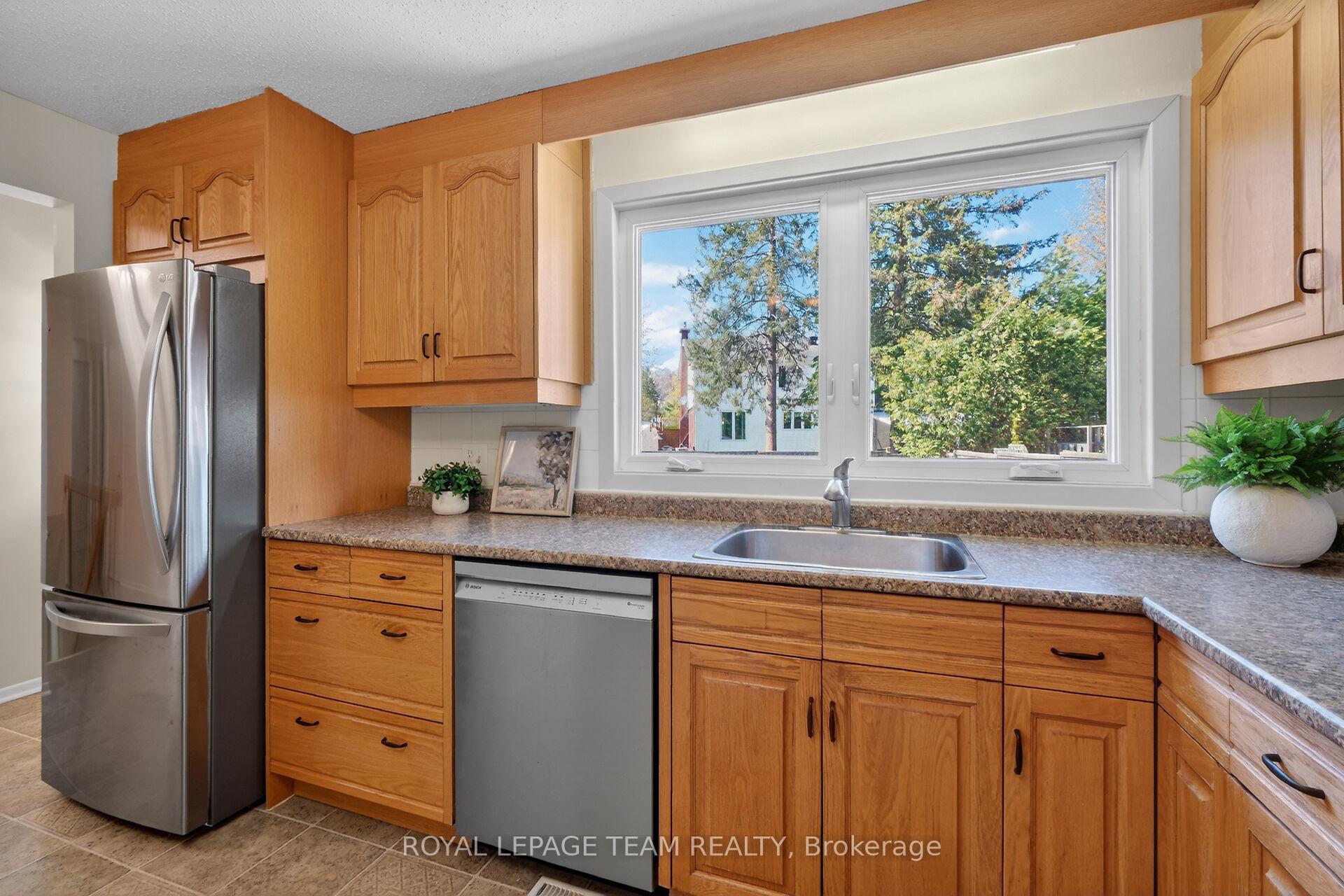 Photo 17 of 21 Lindhurst Crescent, Ottawa, Briargreen — HOMEH