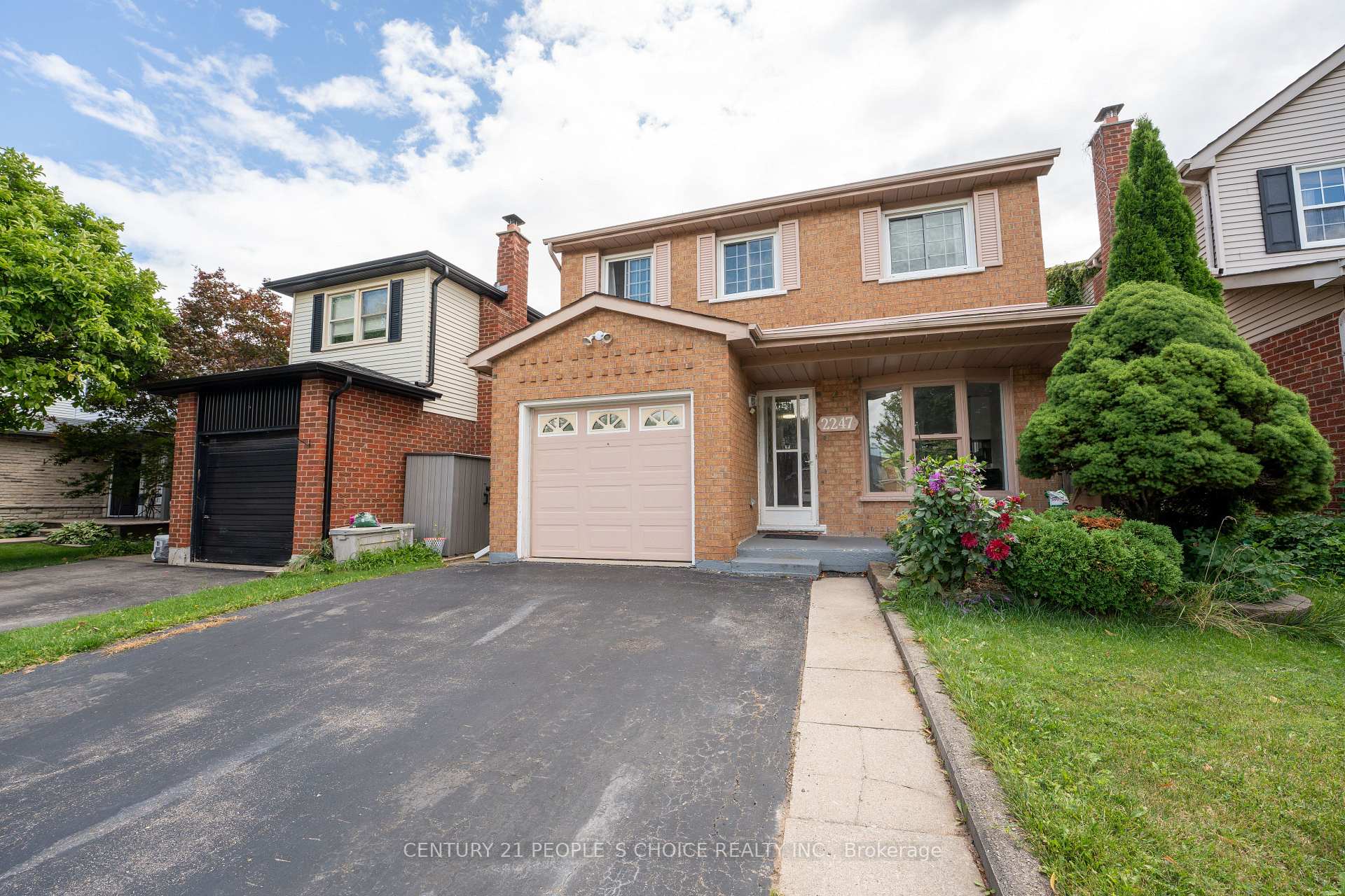 Photo 3 of 2247 Silverbirch Court, Burlington, Headon — HOMEH