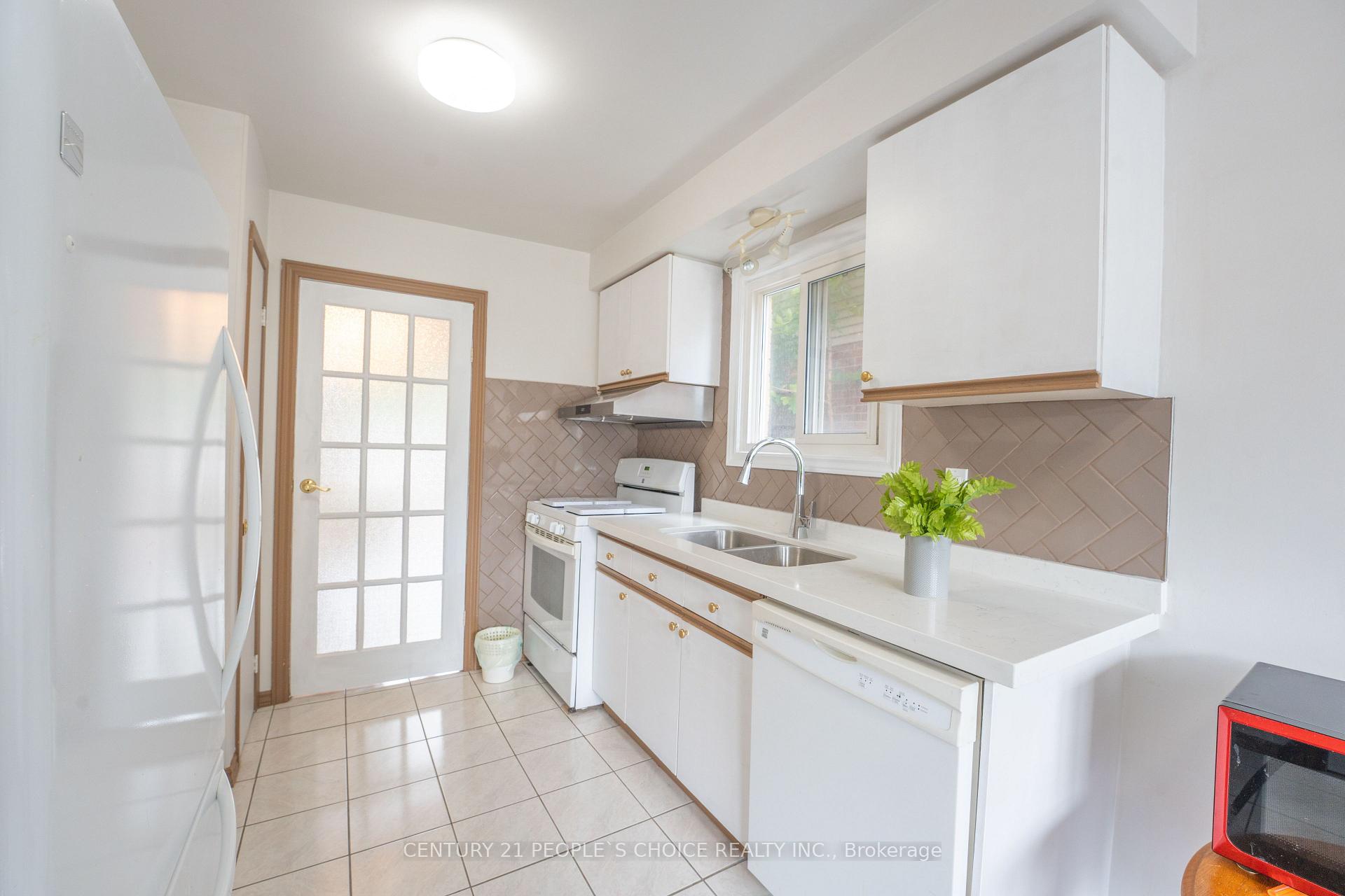 Photo 8 of 2247 Silverbirch Court, Burlington, Headon — HOMEH