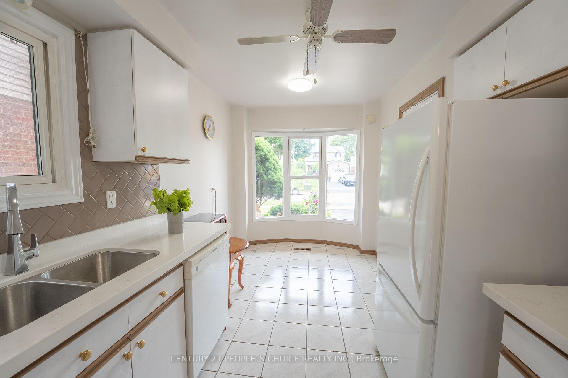 Photo 10 of 2247 Silverbirch Court, Burlington, Headon — HOMEH