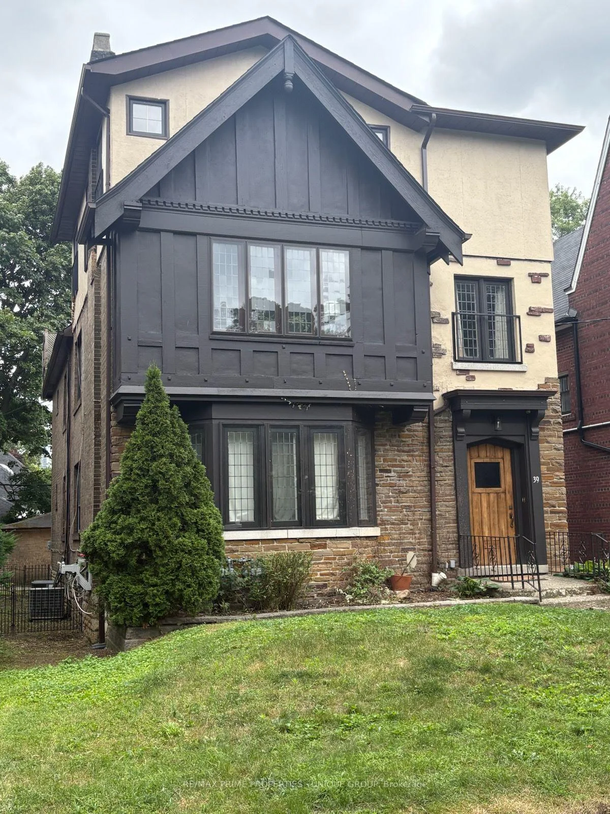 Photo 3 of Unit Upper, 39 Whitehall Road, Toronto, Rosedale-Moore Park — HOMEH