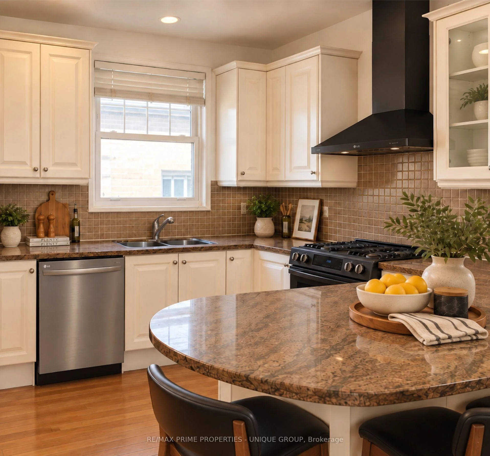 Photo 13 of Unit Upper, 39 Whitehall Road, Toronto, Rosedale-Moore Park — HOMEH
