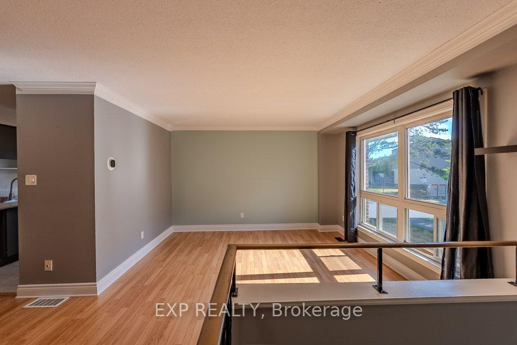 Photo 3 of 37 Forester Crescent, Ottawa, Westcliffe Estates — HOMEH