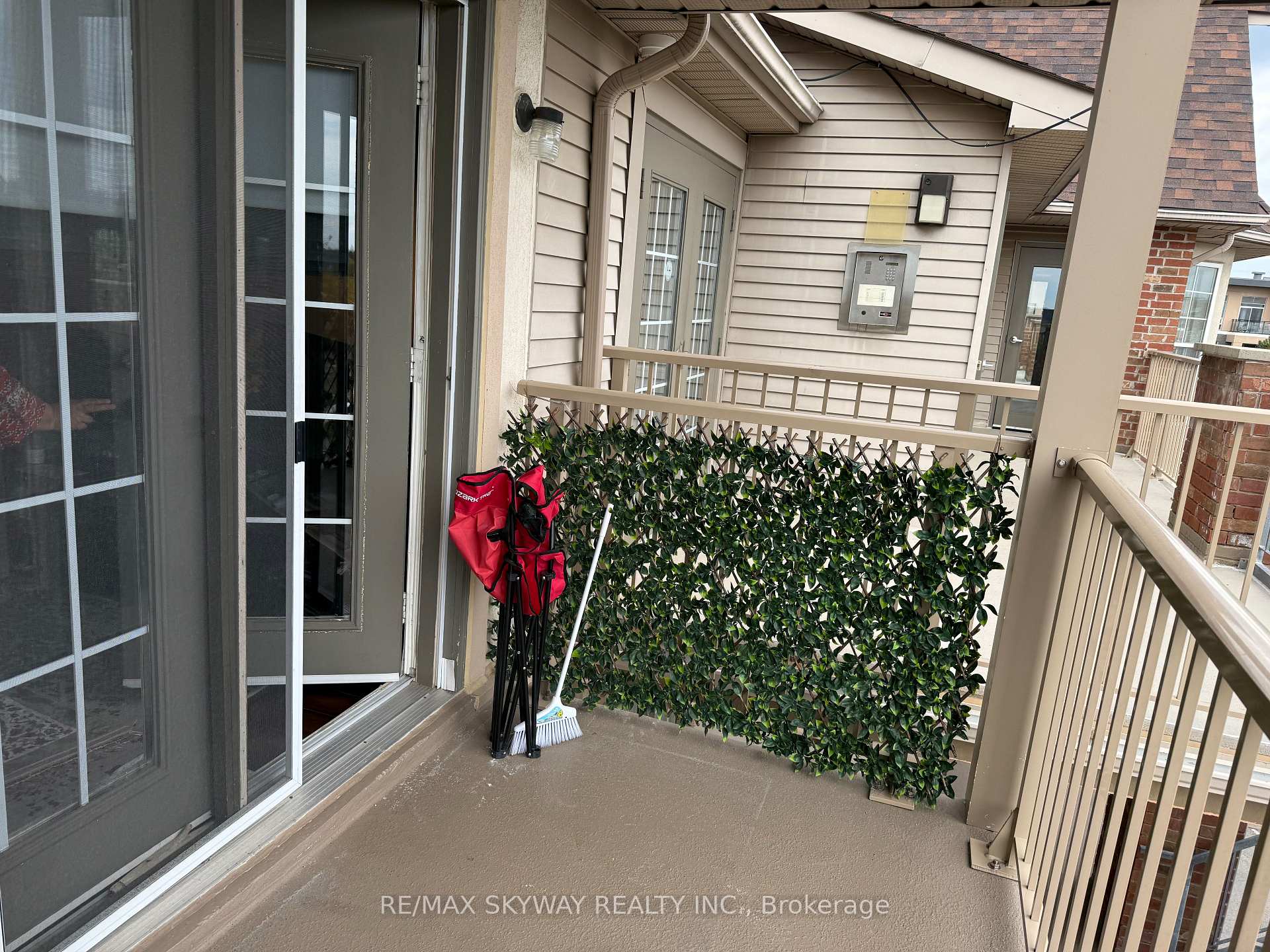 Photo 10 of Unit 410, 4025 Kilmer Drive, Burlington, Tansley — HOMEH