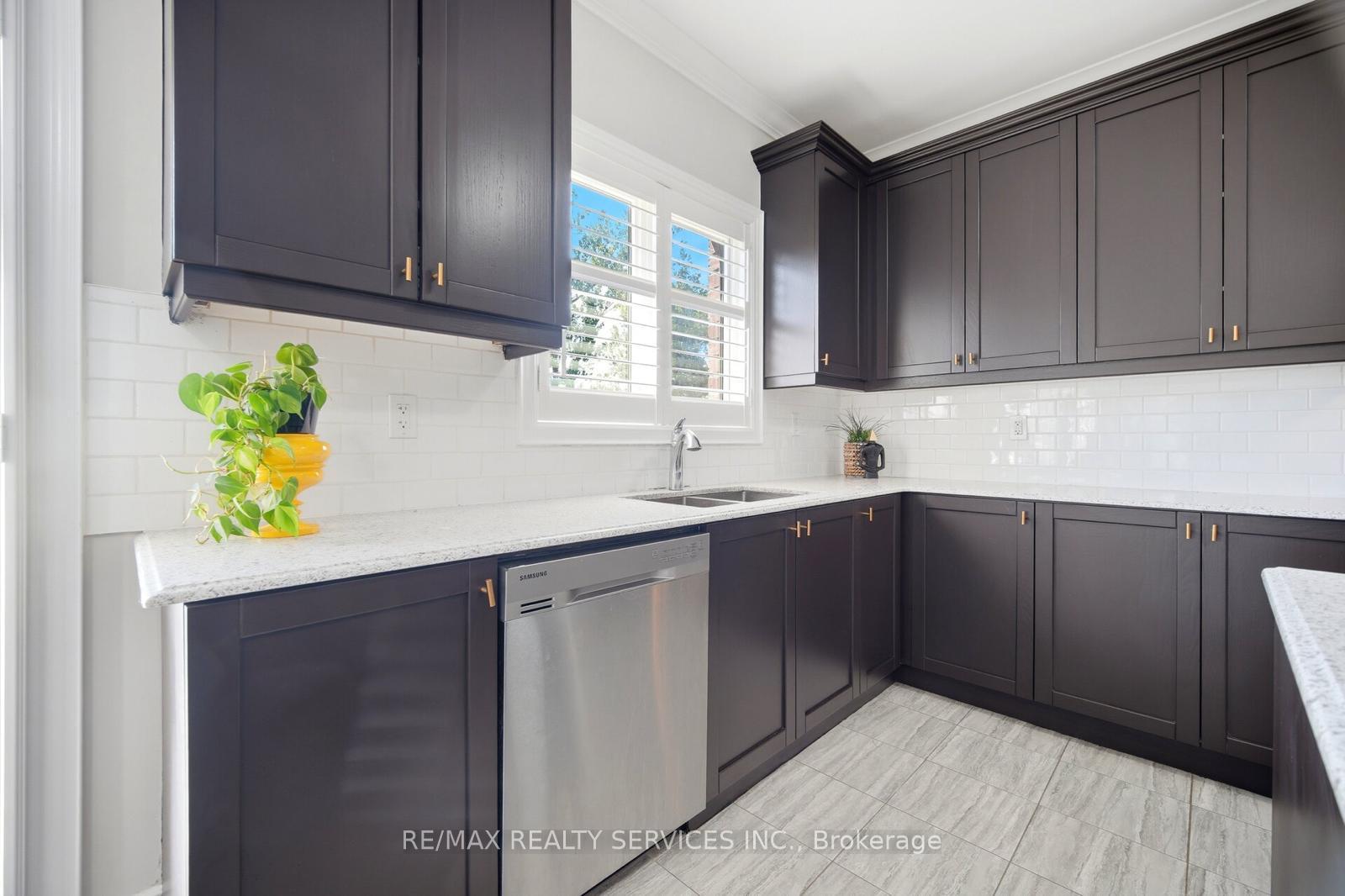 Photo 17 of 26 Country Meadows Drive, Amaranth, Rural Amaranth — HOMEH
