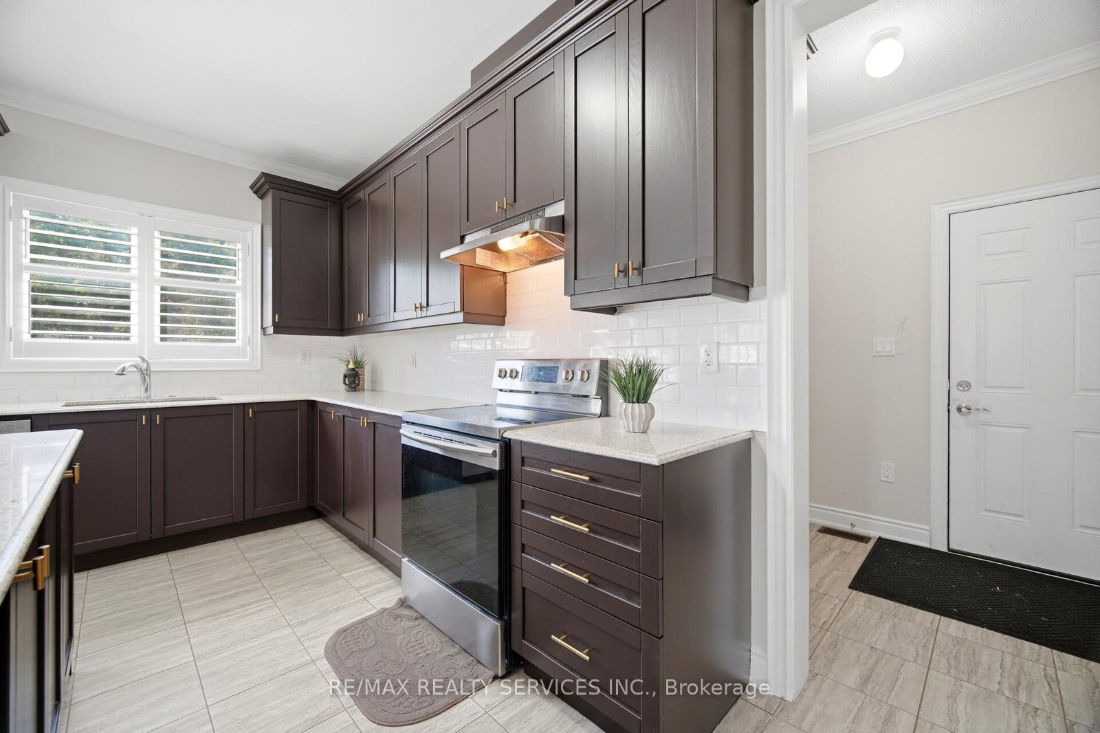 Photo 21 of 26 Country Meadows Drive, Amaranth, Rural Amaranth — HOMEH